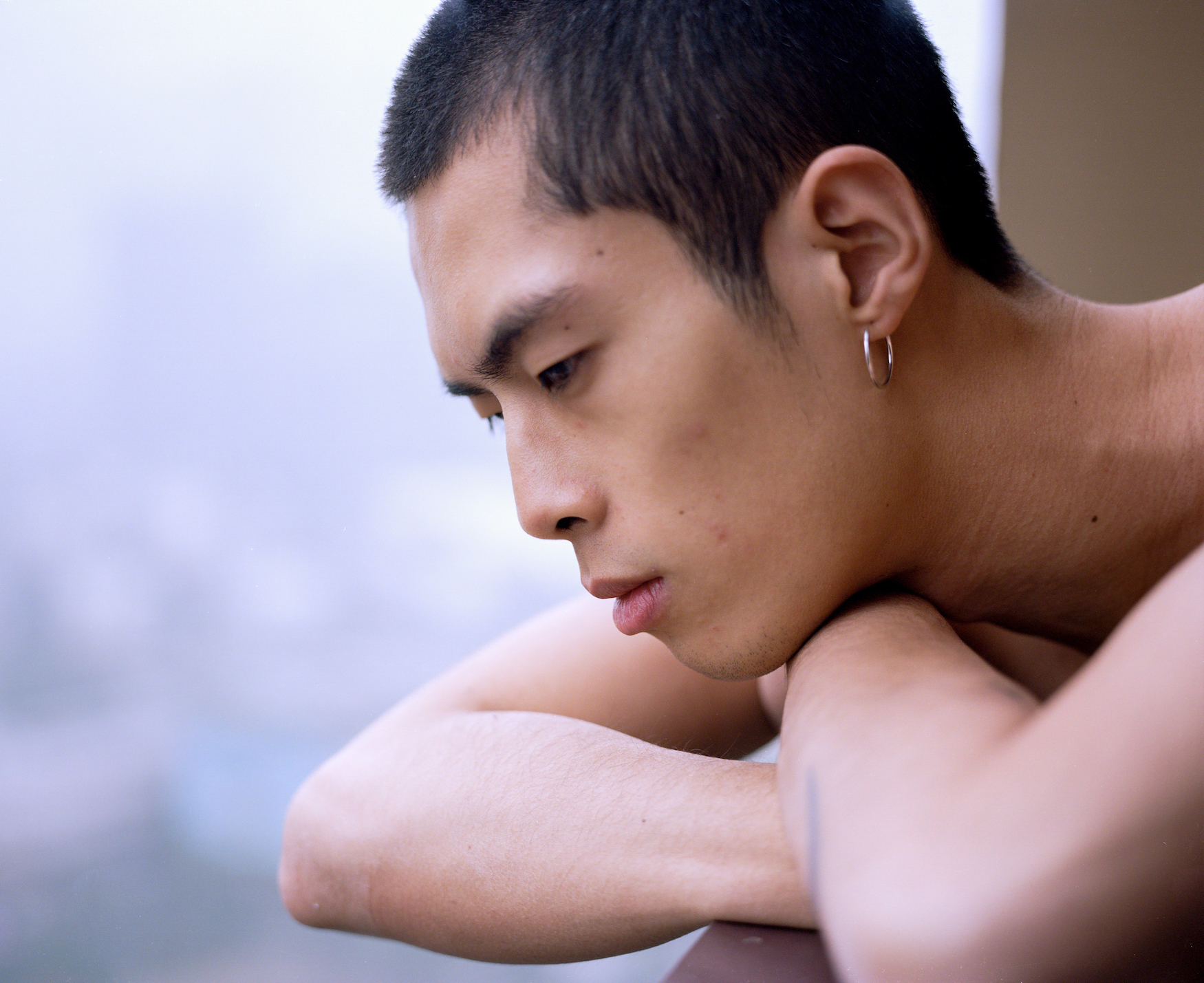 Ziyi Le<br>A young man looking out the window, Hangzhou, China, April 17, 2021<br>from the series “New Comer”<br>© Ziyi Le/LOBA 2023