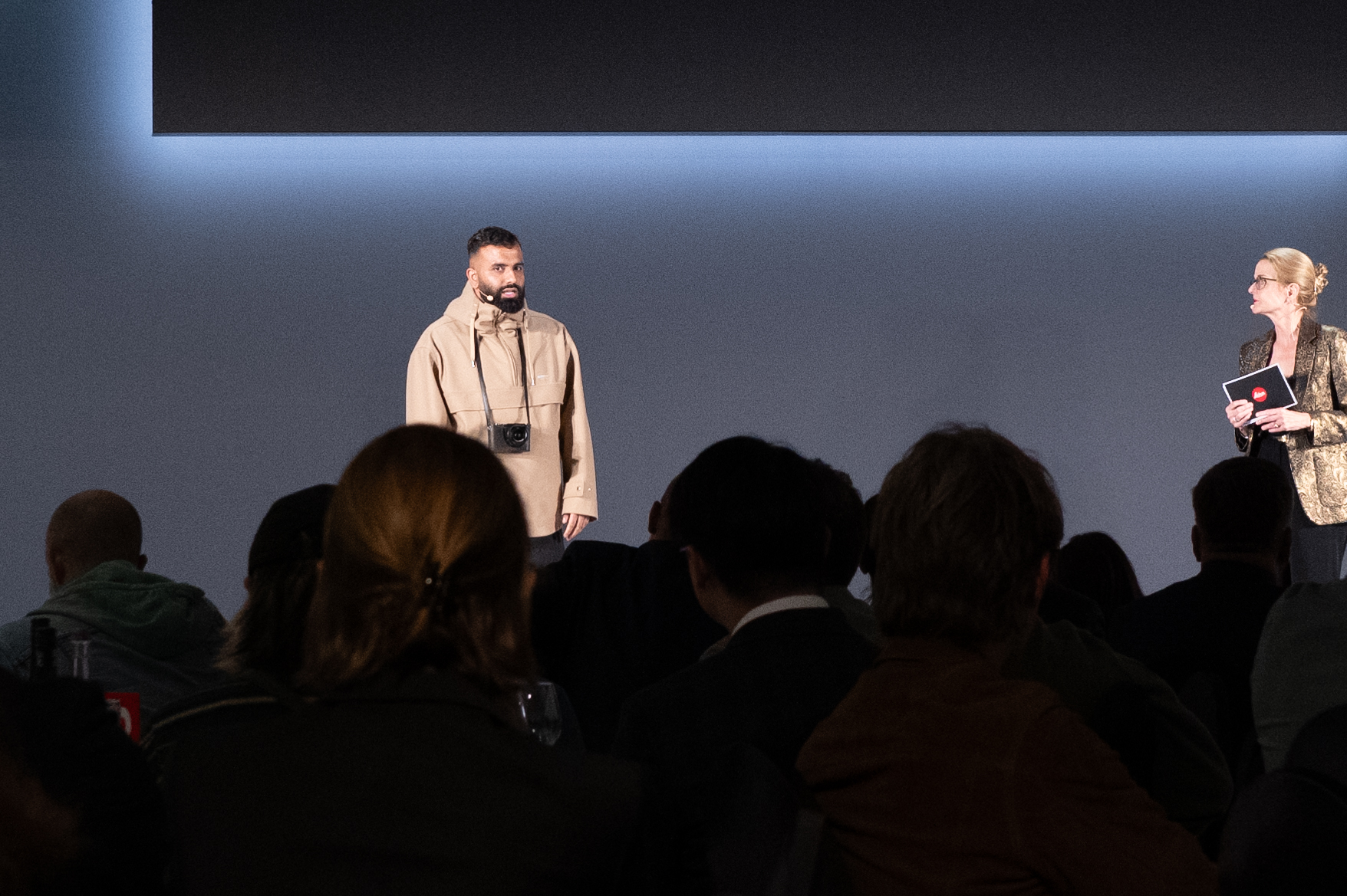 スペシャゲストとして、イギリスの詩人・作家フセイン・マナワーが参加。受賞作品のスライドショーにあわせて朗読を行った