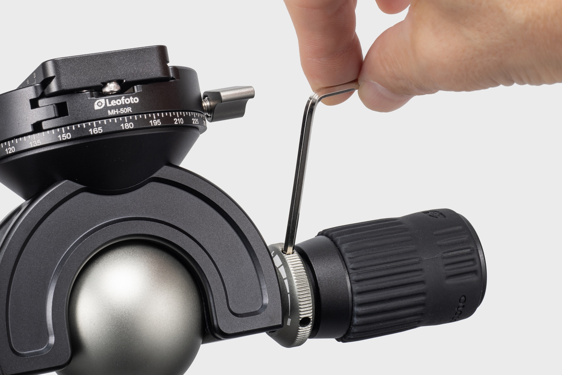 付属の六角レンチでフリクションを調整できる。使用機材や用途に合わせて調整しよう