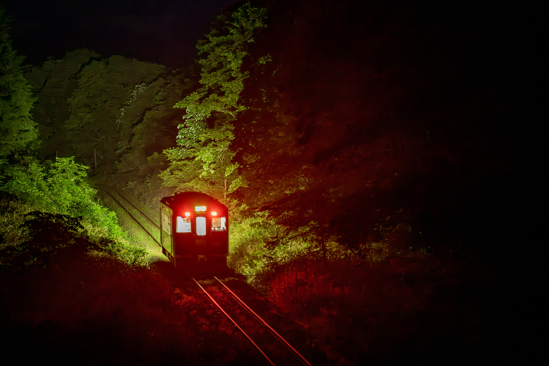 あまりに真っ暗で、列車が来てから瞬時にフレーミングを調整しなければならないこんなシーンでは、ワンハンドルで操作できるMH-50Rが有利だ。堅牢な脚と雲台のサポートが心強い<br><span class="fnt-85">ソニー α1／FE 70-200mm F2.8 GM OSS II／200mm／マニュアル露出（F2.8、1/15秒）／ISO 12800／WB：太陽光</span>