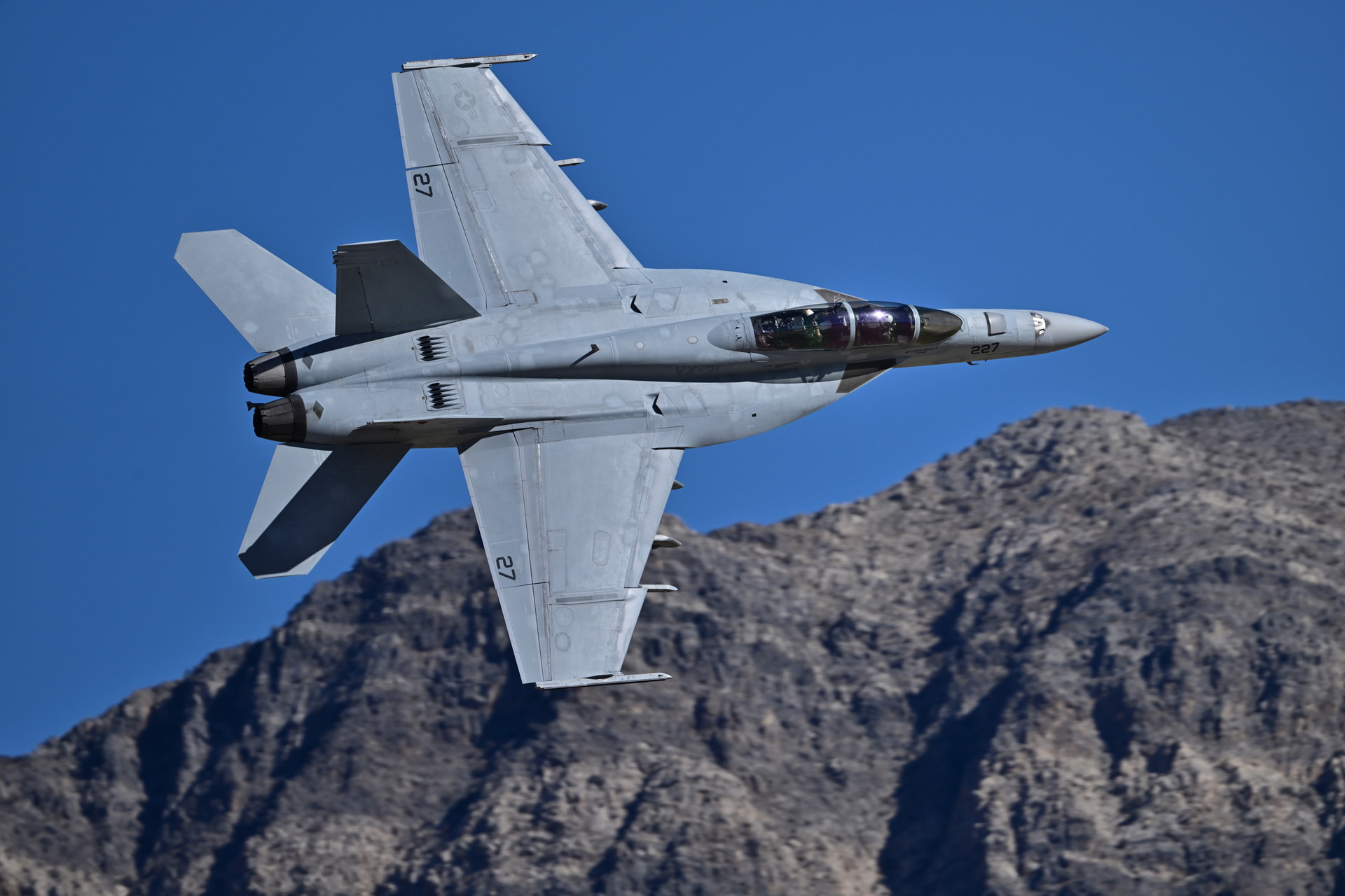 低空飛行訓練を行うF/A-18Fスーパーホーネットを20コマ/秒で高速連写。ワンチャンスで多くのバリエーションが欲しいので、高速連写中に書き込みが止まらないカードは必須アイテムだ<br><span class="fnt-85">ニコン Z 9／NIKKOR Z 600mm f/4 TC VR S／600mm／マニュアル露出（F6.7、1/2,000秒）／ISO 200／WB：晴天</span>