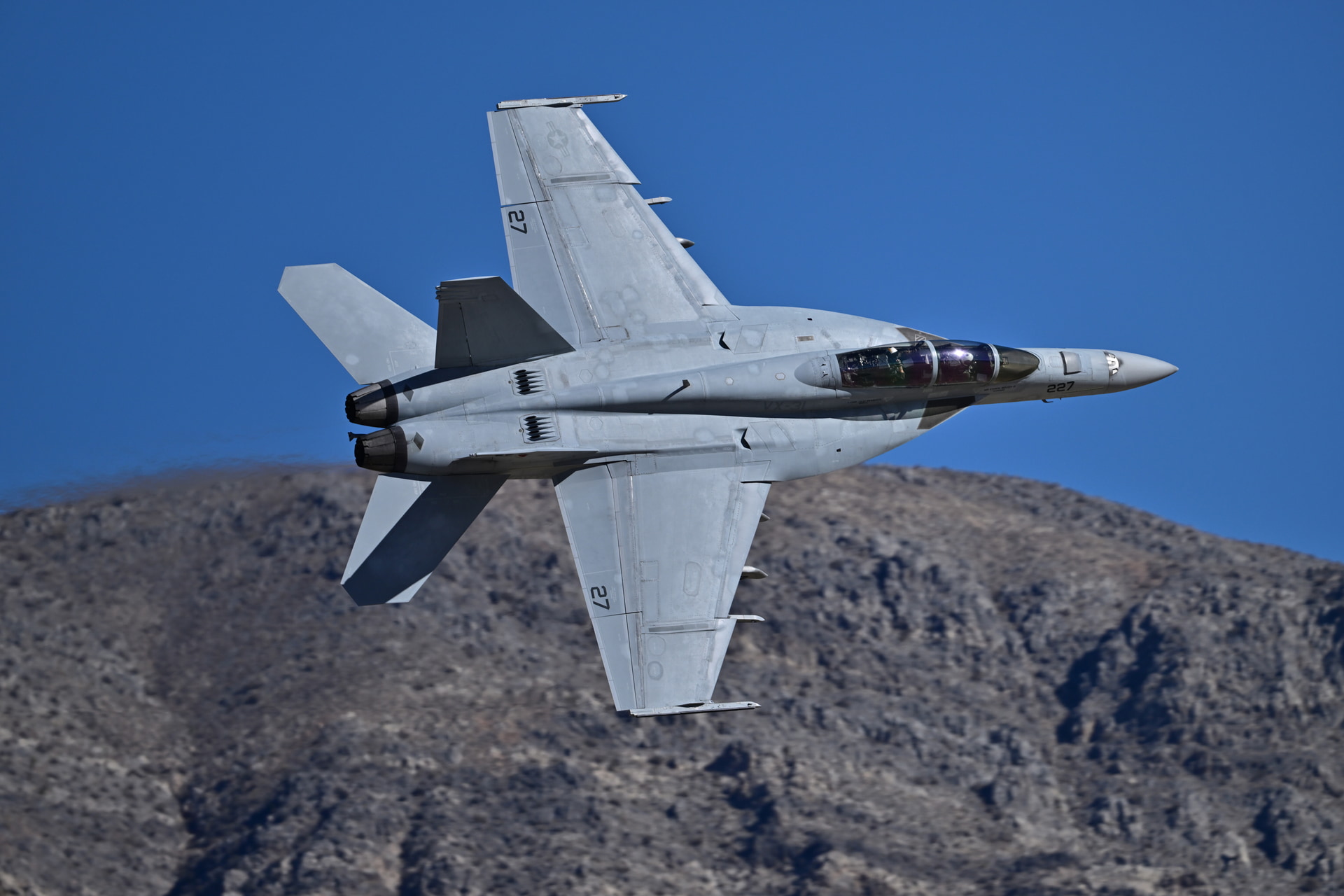 低空飛行訓練を行うF/A-18Fスーパーホーネットを20コマ/秒で高速連写。ワンチャンスで多くのバリエーションが欲しいので、高速連写中に書き込みが止まらないカードは必須アイテムだ<br><span class="fnt-85">ニコン Z 9／NIKKOR Z 600mm f/4 TC VR S／600mm／マニュアル露出（F6.7、1/2,000秒）／ISO 200／WB：晴天</span>