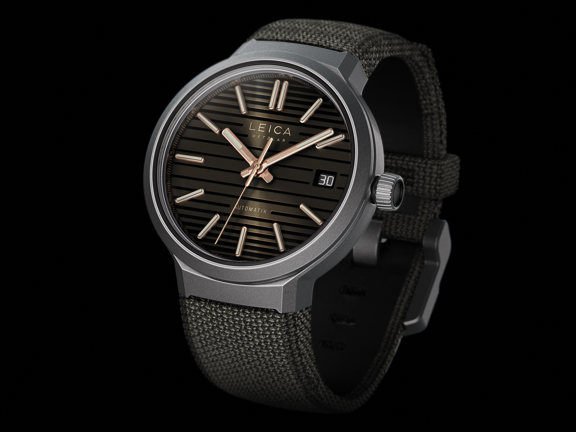 ライカZM 11 Titanium Coffee Black：チタンケース。ブラウンに近い黒文字盤にゴールド系の針