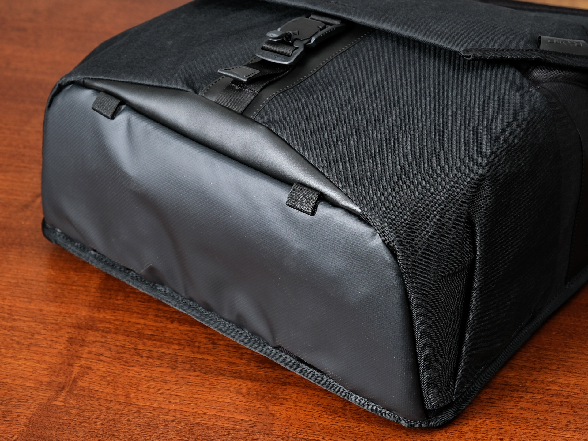 底面には湿った地面に置いても平気なターポリン素材を採用