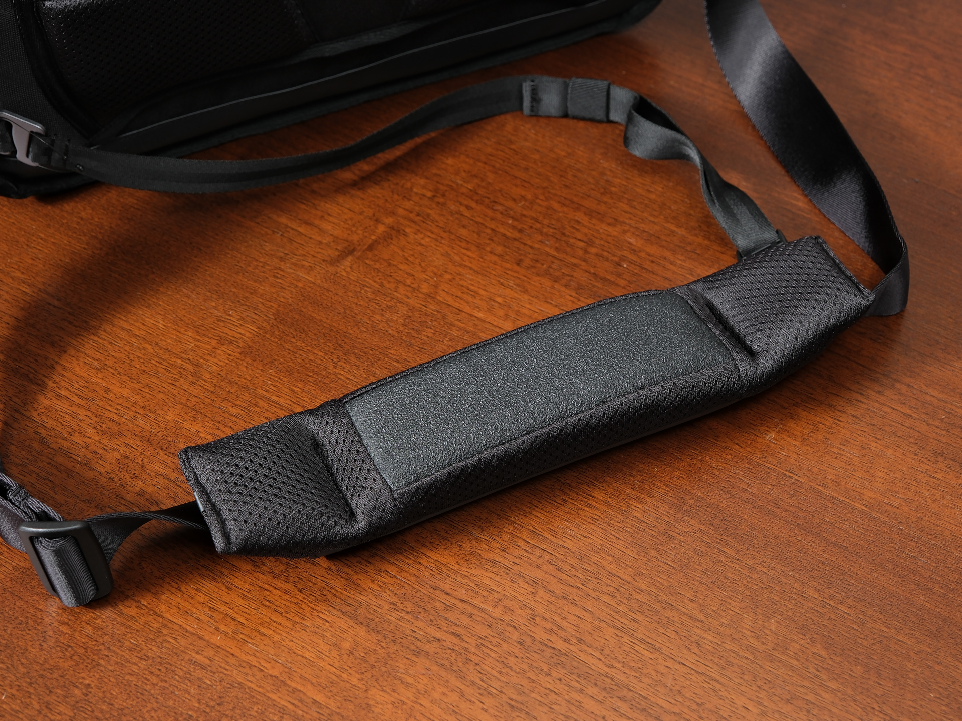 分厚いショルダーパッドが肩への負担を減らしてくれる