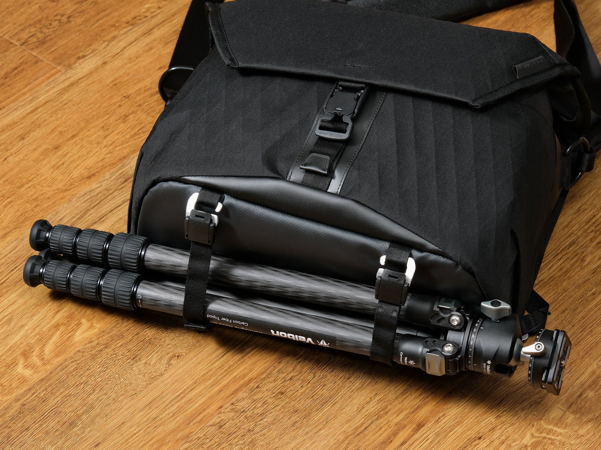 三脚などを固定するベルトが格納されている