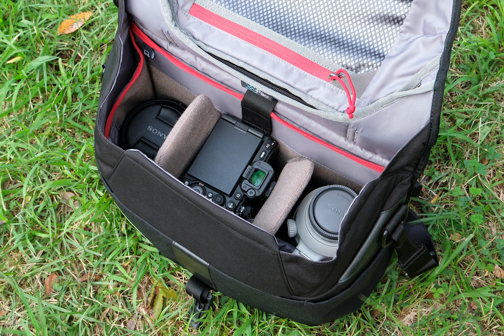 FE 24-70mm F2.8 GMを装着したα7R V、FE 100-400mm F4.5-5.6 GM OSSを収納