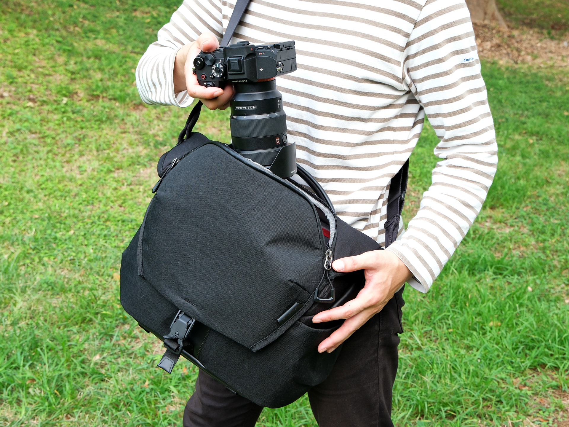 トップフラップを開口せずに機材の取り出しが可能