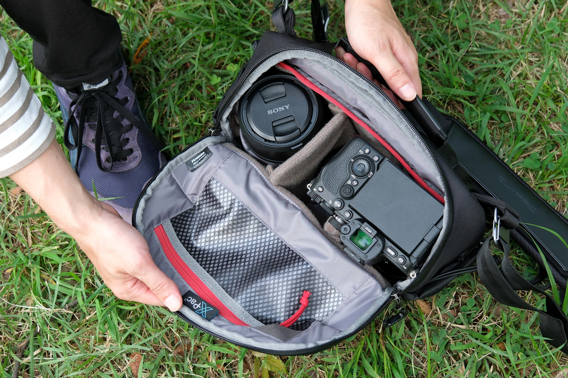 FE 24-70mm F2.8 GMを装着したα7R Vと、FE 16-35mm F2.8 GMを収納