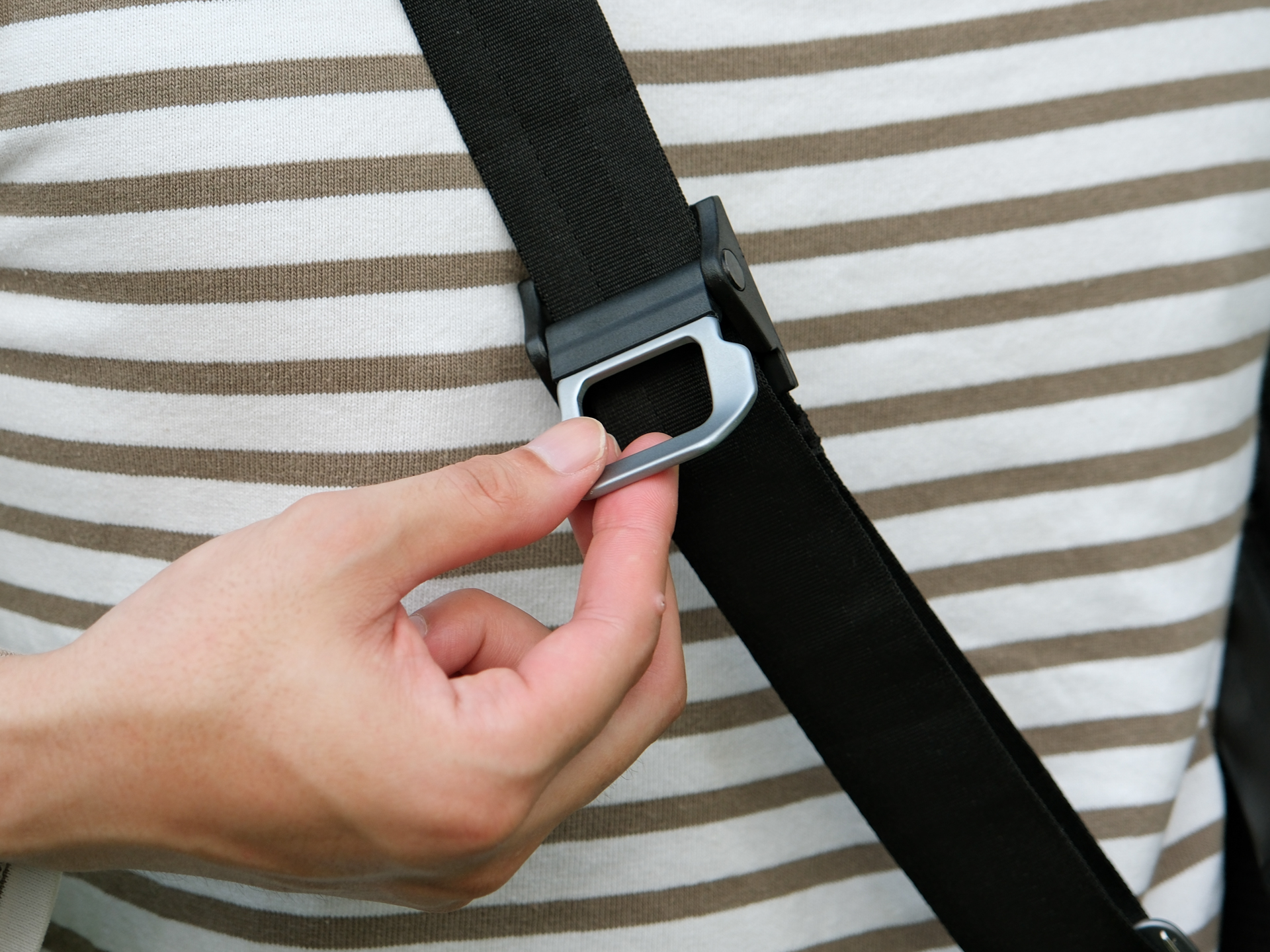 バックルを起こすと長さを調整できる