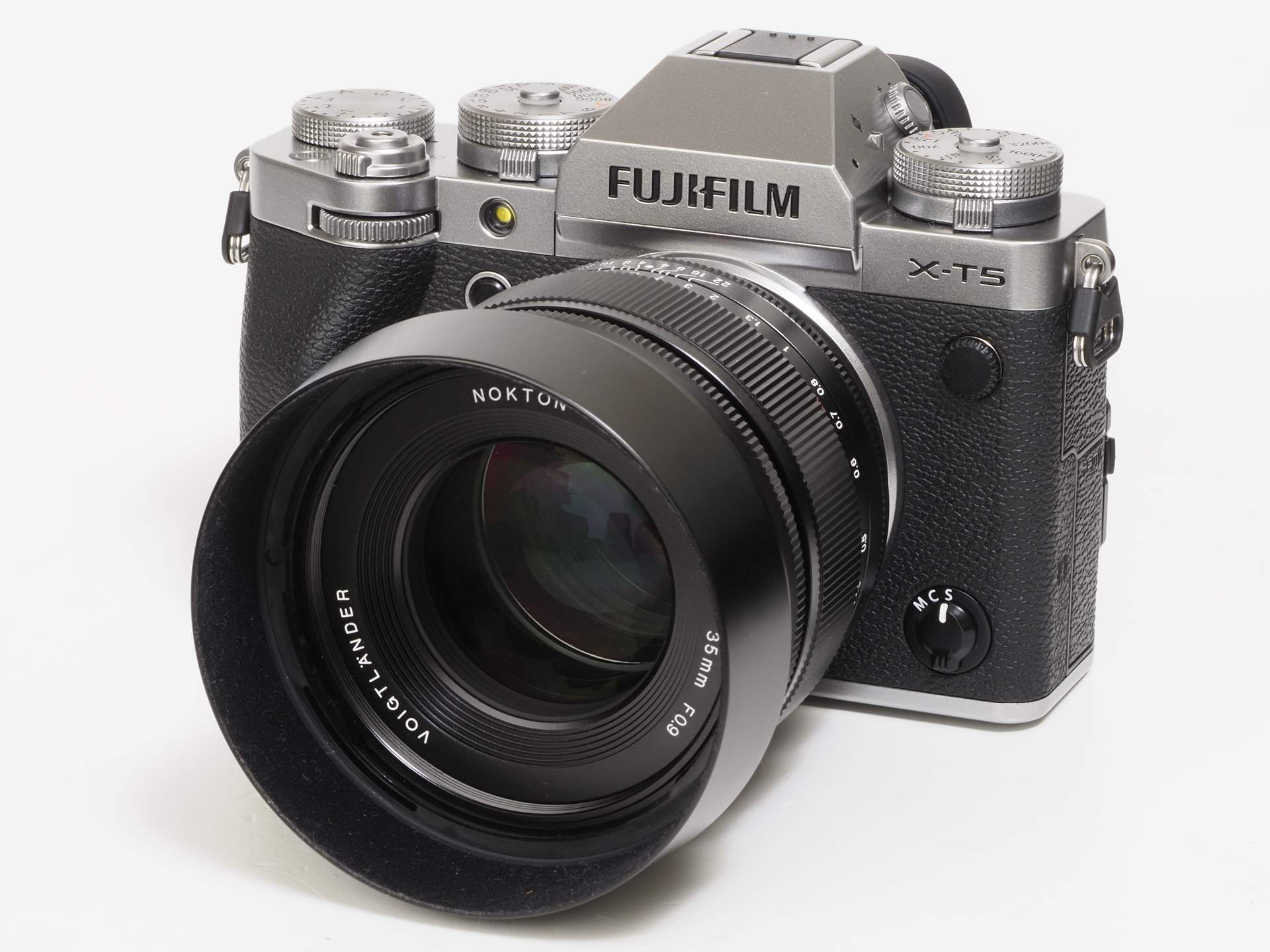 X-T5に装着した姿ですが、ひたすらに美しいわけです。フード内部は植毛仕様です。最近では珍しいですね。リバース装着もできます