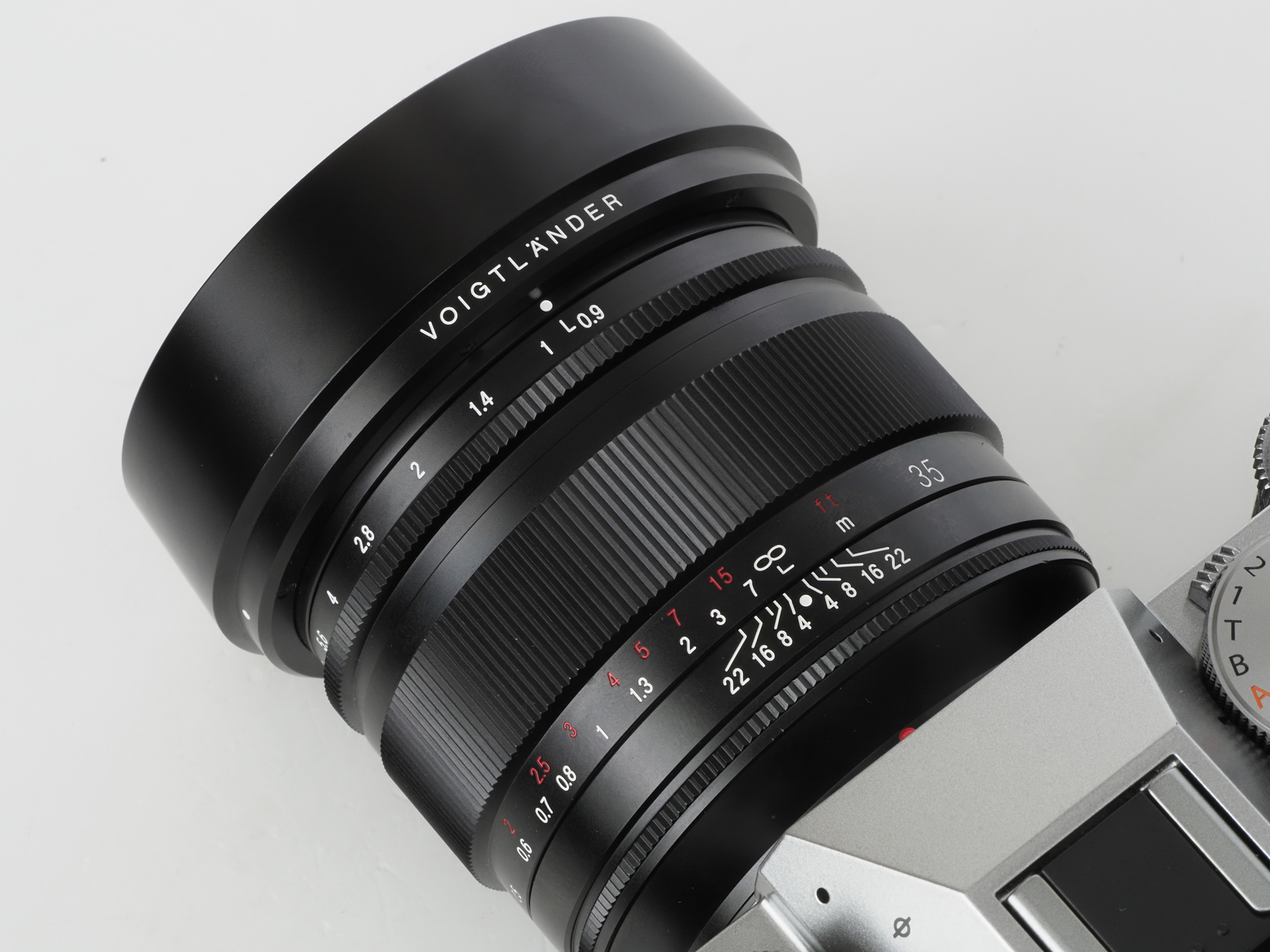 やはり距離指標や絞り環は必要だろうと思うのが、レンズをこの位置から見た時であります。細かいローレットも良い感じでありますね