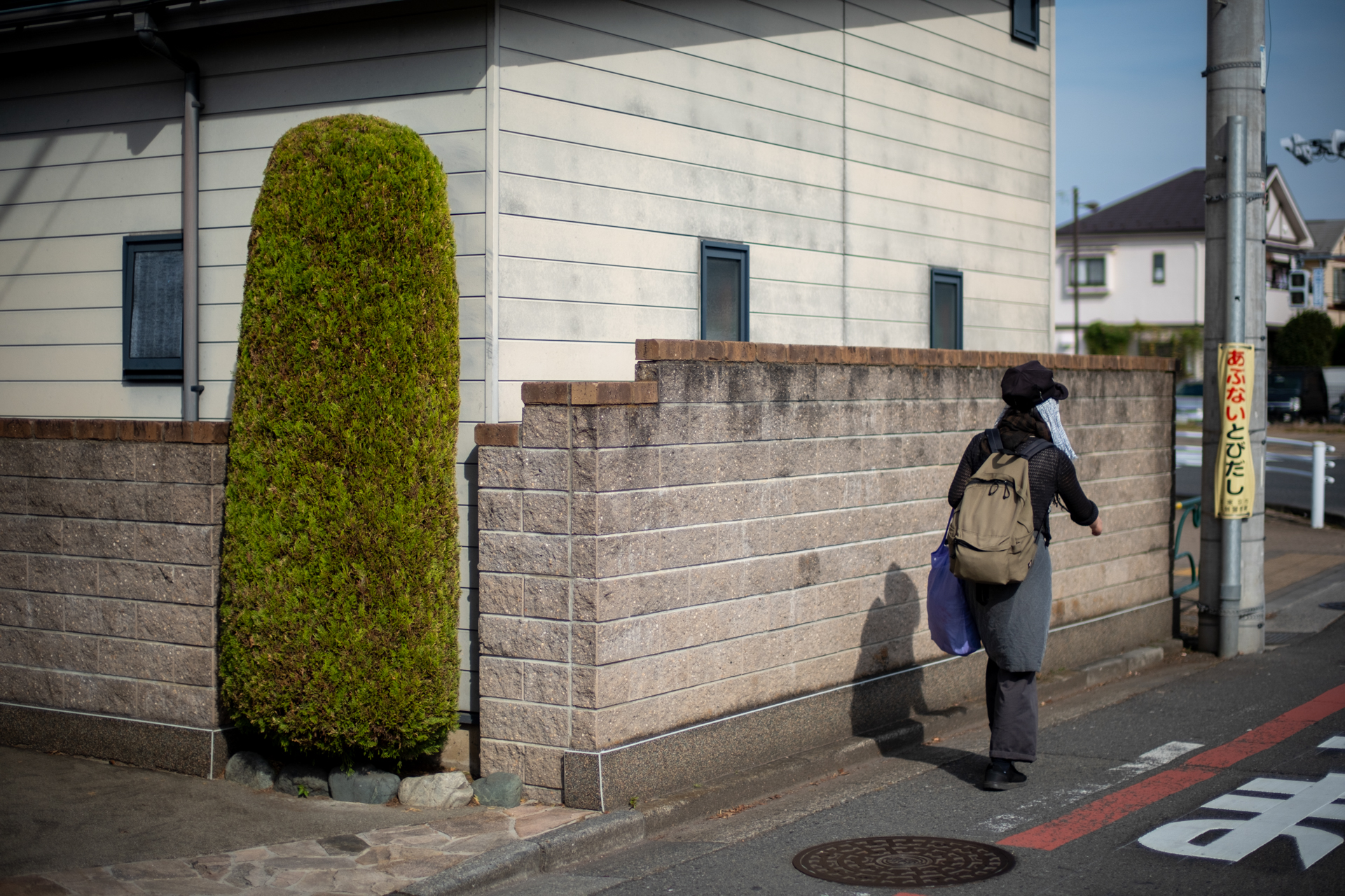 必然のない絞り開放のスナップ。撮影距離4mくらいだと、被写界深度が浅いというありがたみは薄れて、無理やり撮影している感じになります。少し不思議な感じはしますけど、F8で撮影してもいいんじゃないかと<br>X-T5／NOKTON 35mm F0.9 Aspherical／絞り優先AE（F0.9・1/20,000秒・±0EV）／ISO 125／クラシッククローム