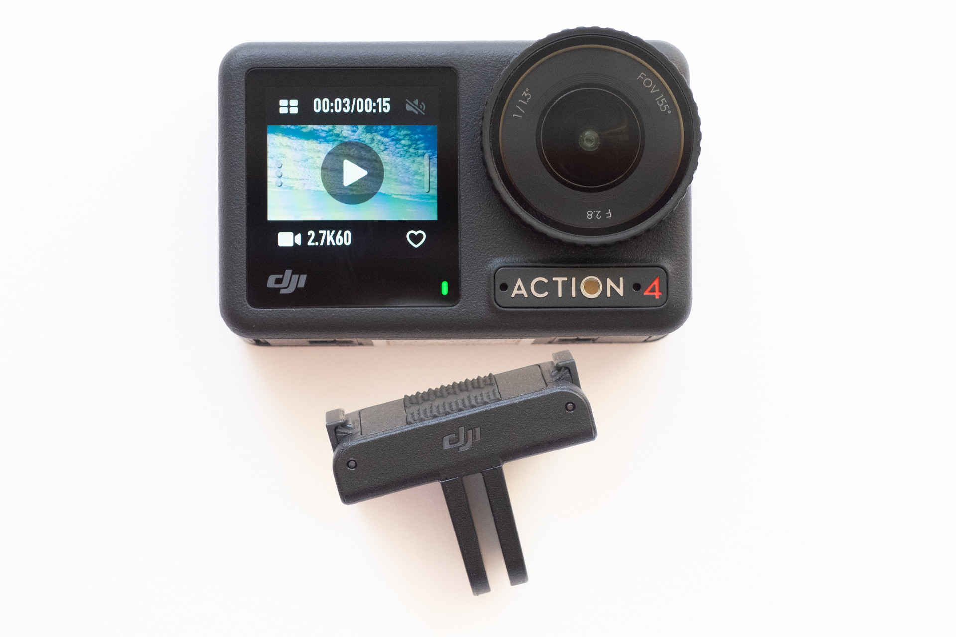 前面に搭載されたモニターがタッチ操作可能な点がAction 4本体の大きな特徴。ロック機構の付いたマグネット式のクイックリリースは便利なのだが、マウント部を固定するロッキングスクリューとクイックリリースのロック解除ボタンの間隔が狭いため、脱着操作は少々し難い