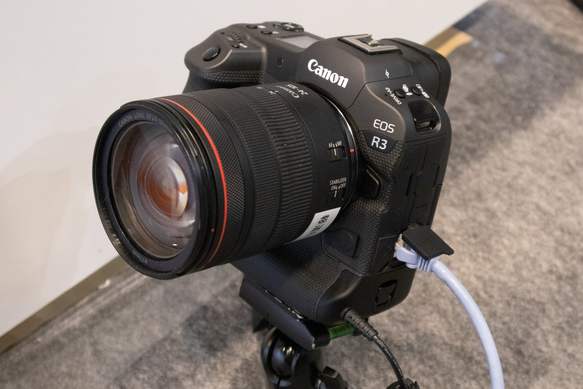 床に置かれたカメラ。有線LANで接続している