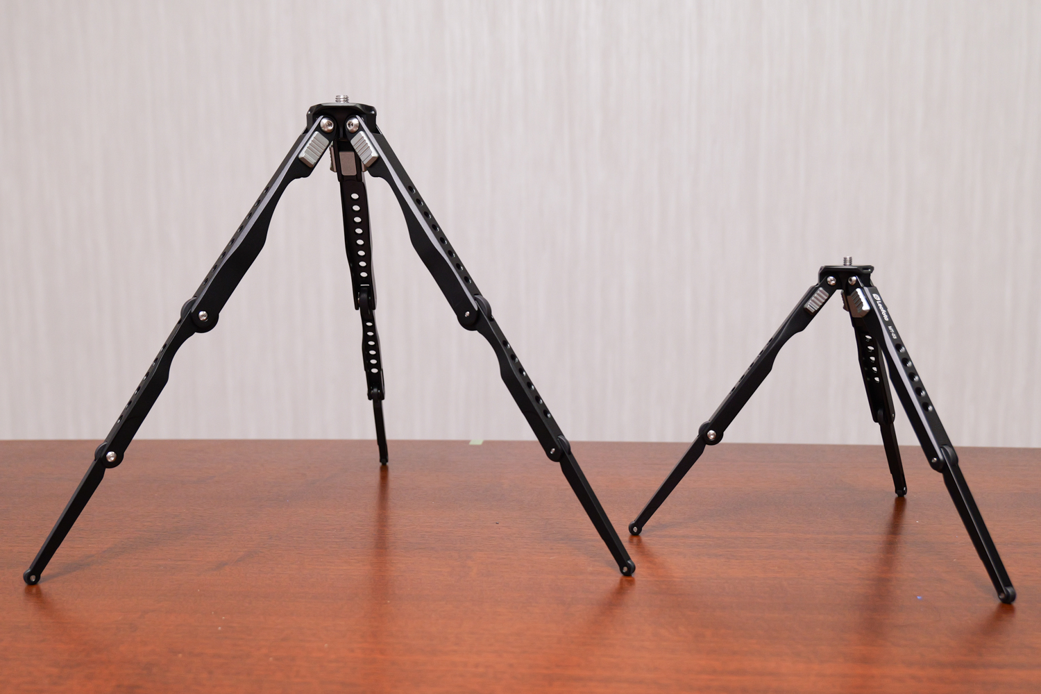 左がMT-04、右がMT-03（以下同）。一番伸ばした状態