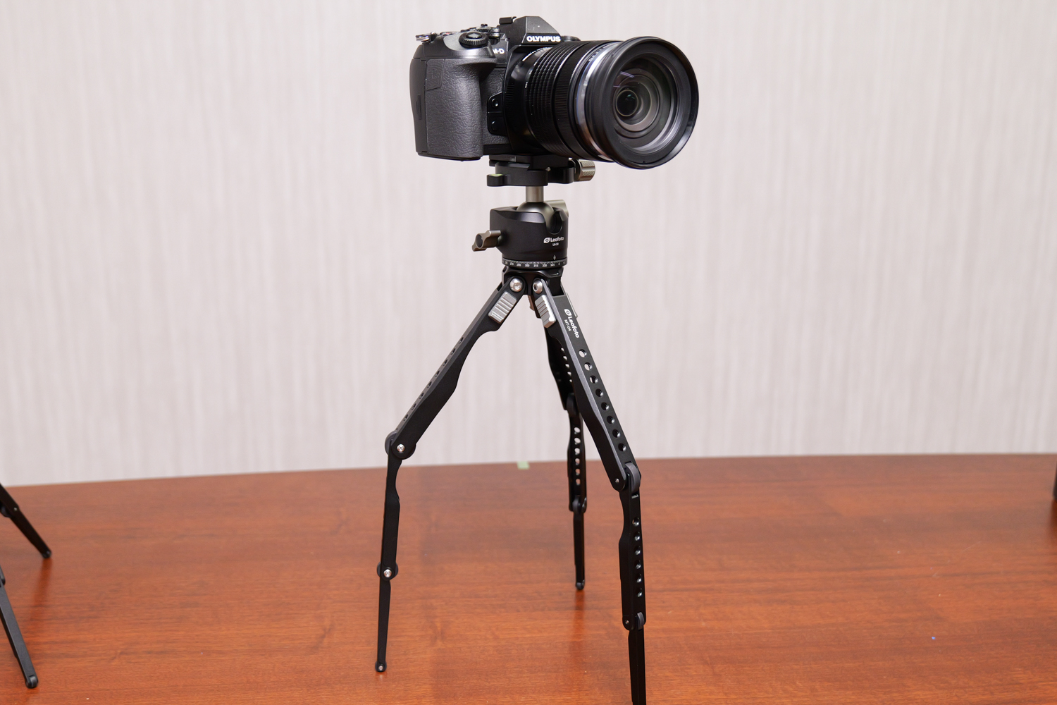 開脚角度を一番狭めて“全伸長”にした状態から、さらに関節部を曲げることでちょっとだけ高さを嵩増しできた