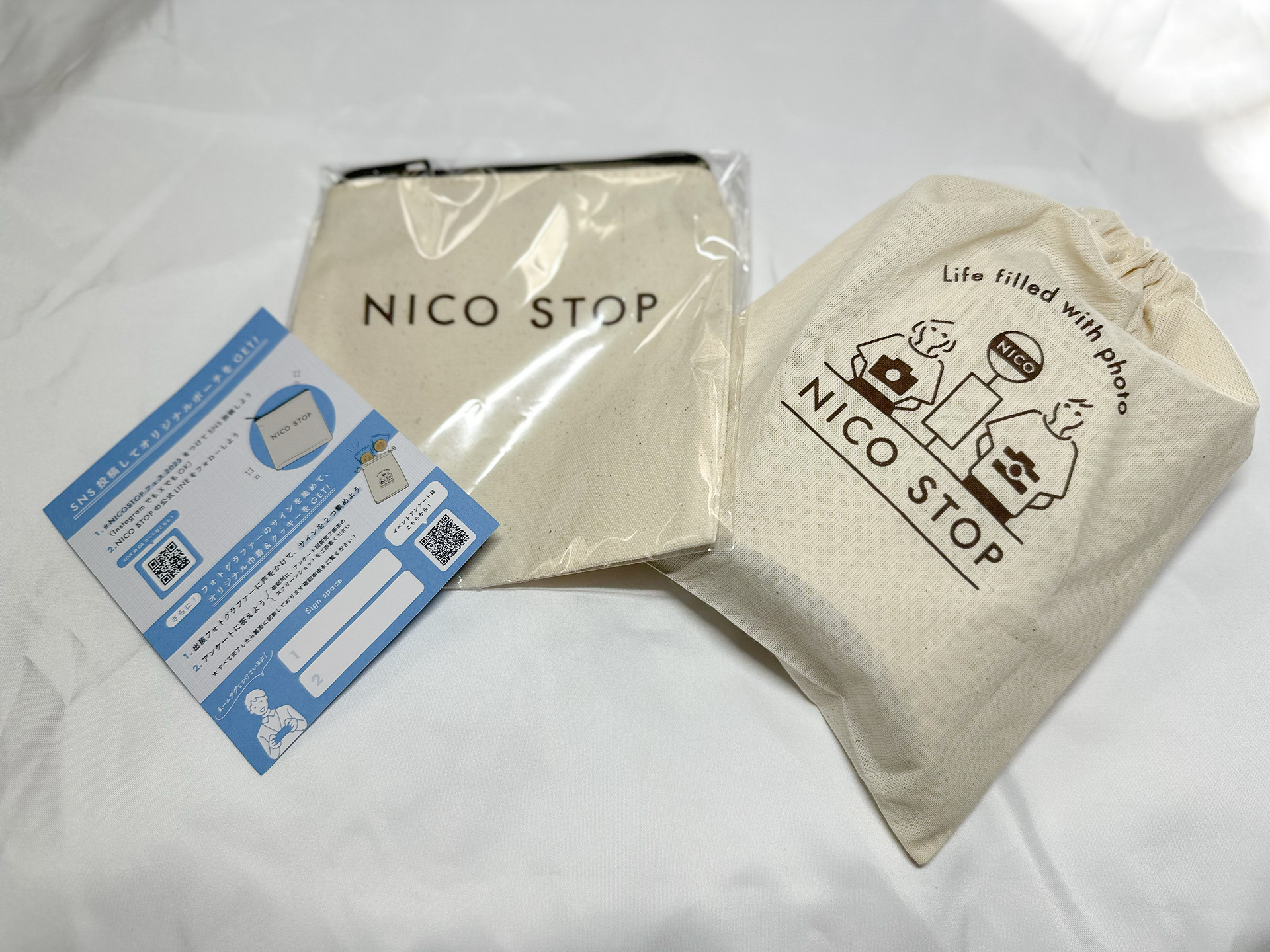 会場で貰えるオリジナルグッズ。左のカードの下にサイン欄を設けてる