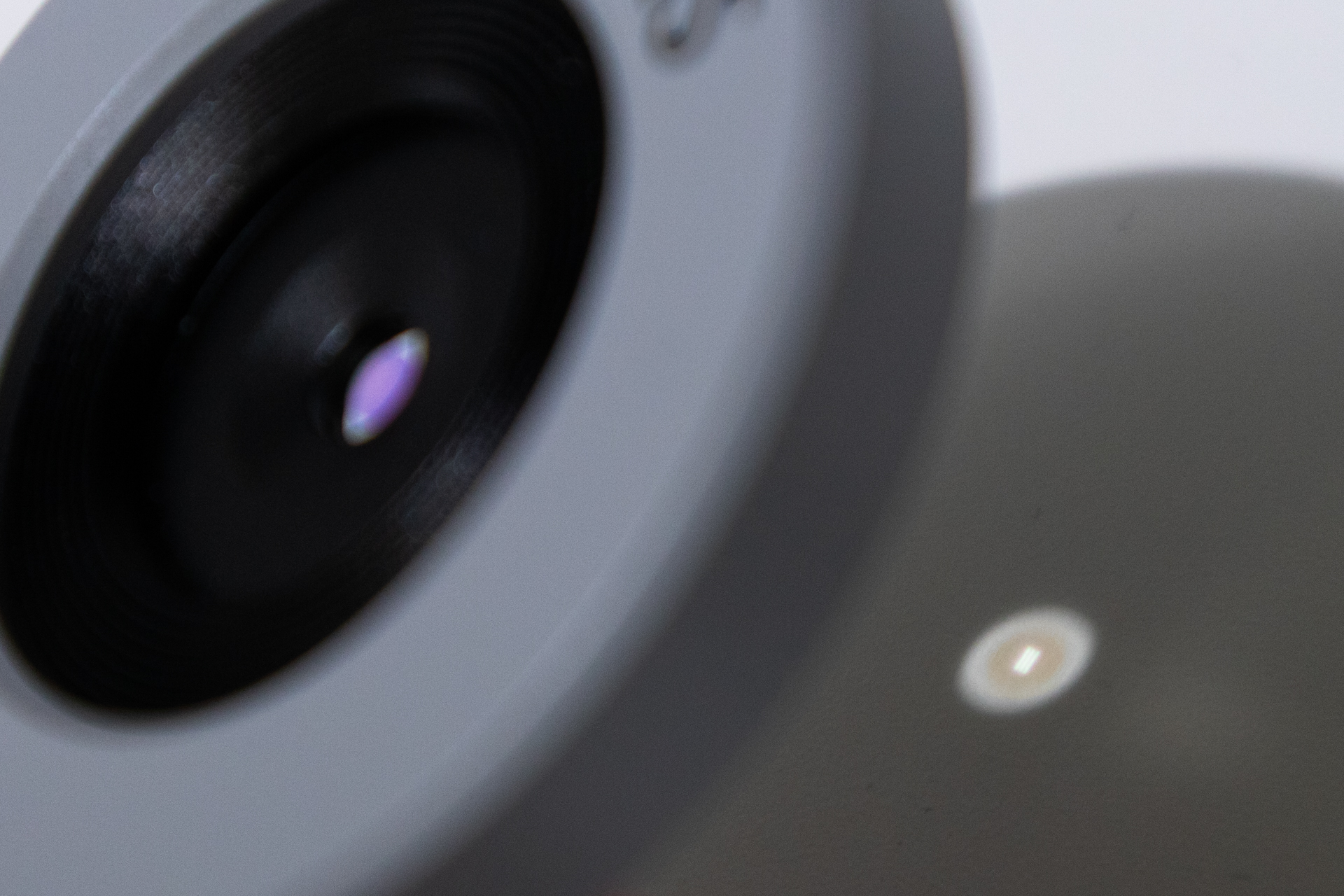 四角い照明が結像して写っているところ