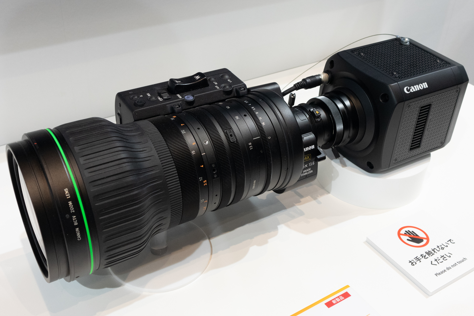 放送用の高倍率ズームレンズが装着されていた