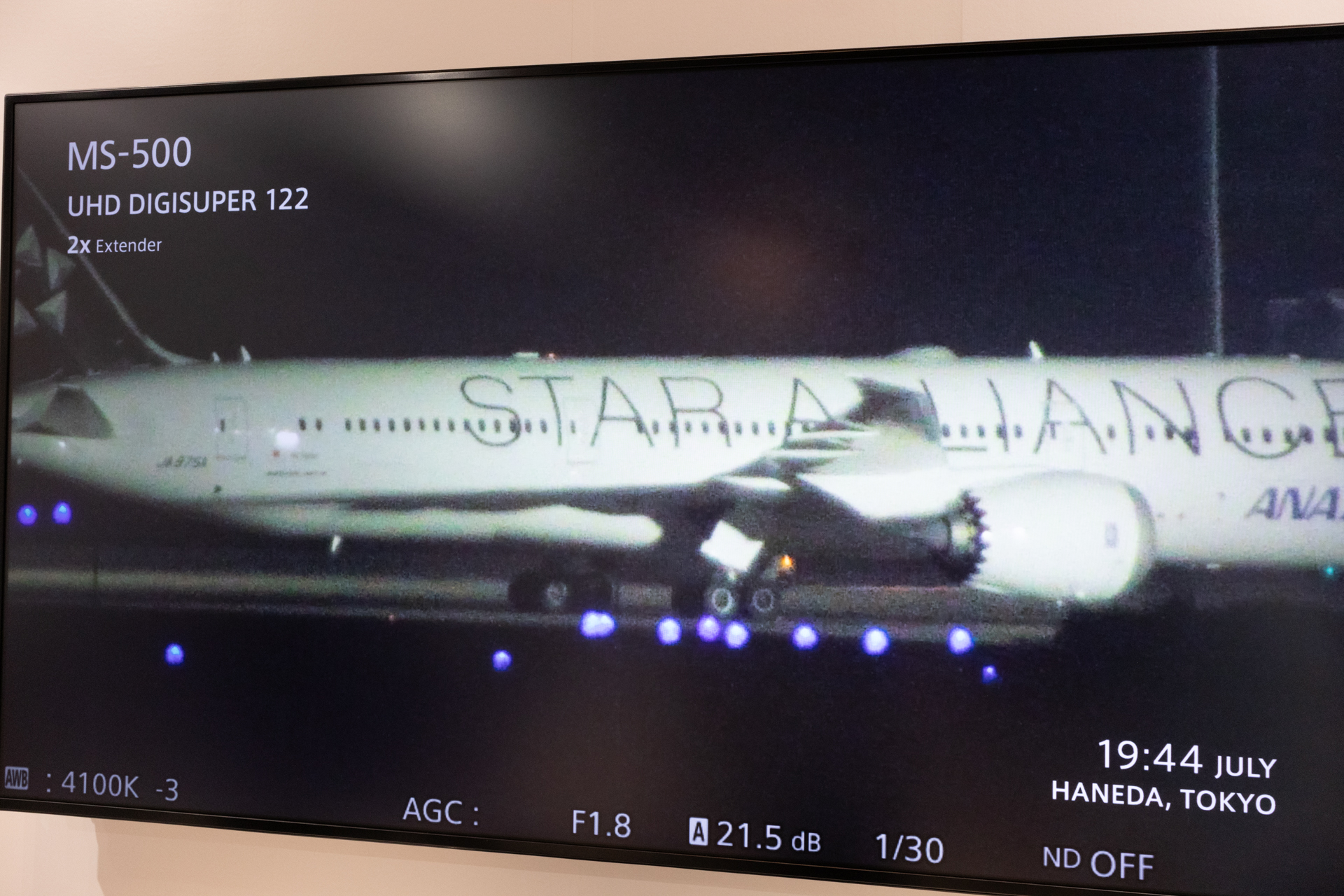 122倍ズームレンズに2倍のエクステンダーを入れると機体番号も読み取れる