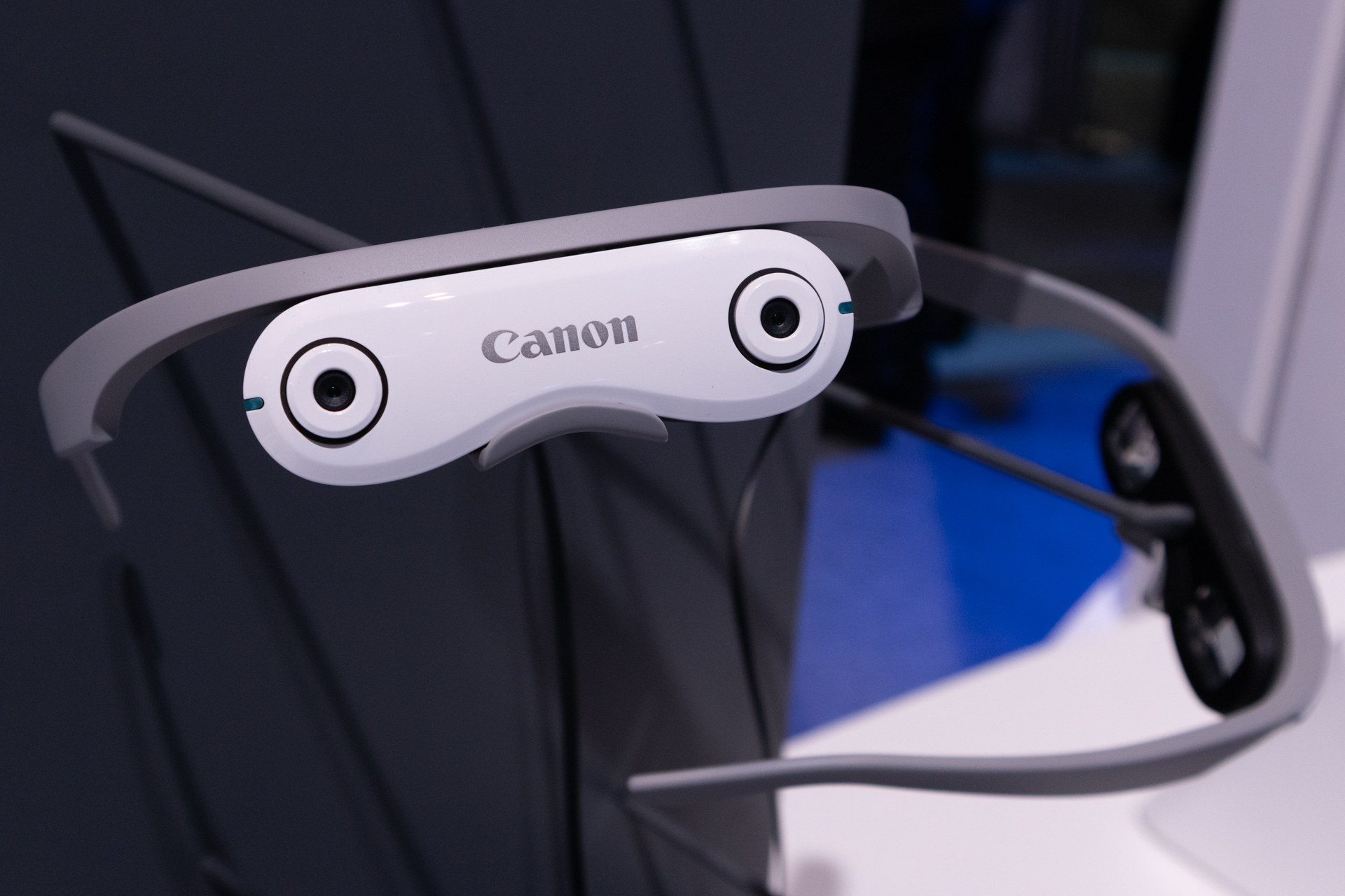 カメラを搭載したビデオスルーのメガネタイプ