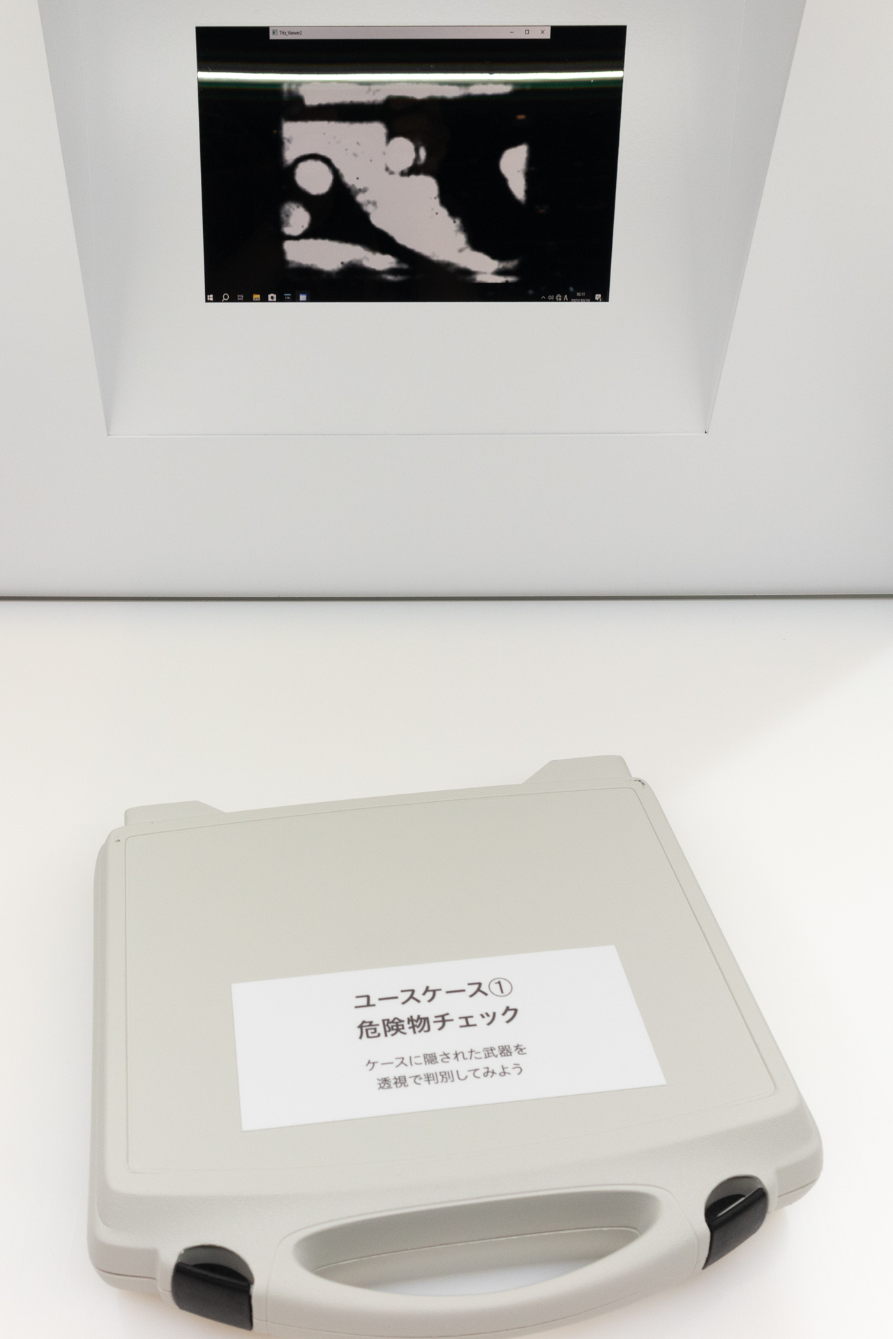 ケースに入った武器がディスプレイ上で透視できている