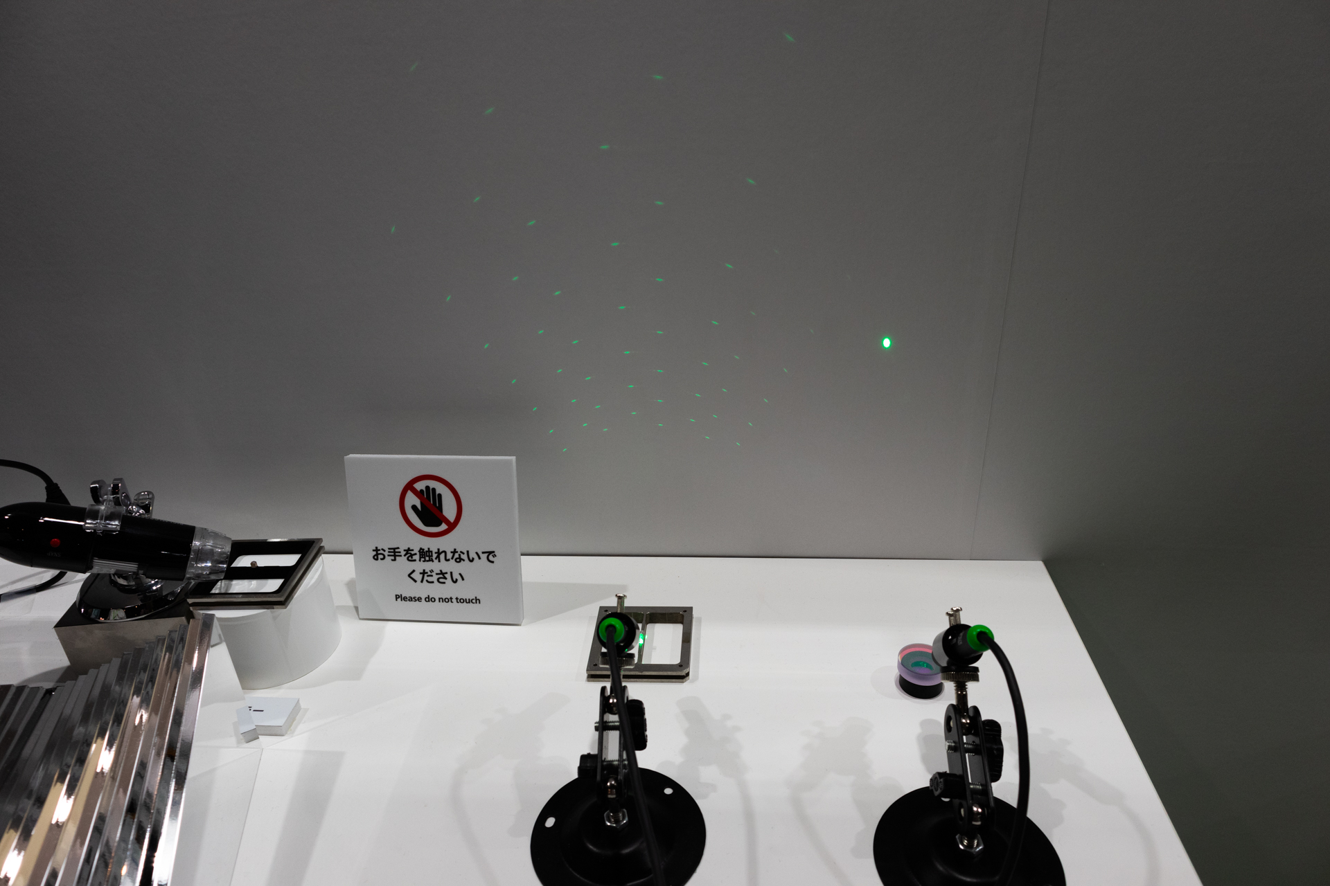 左の光分割ミラーは反射光を分割している