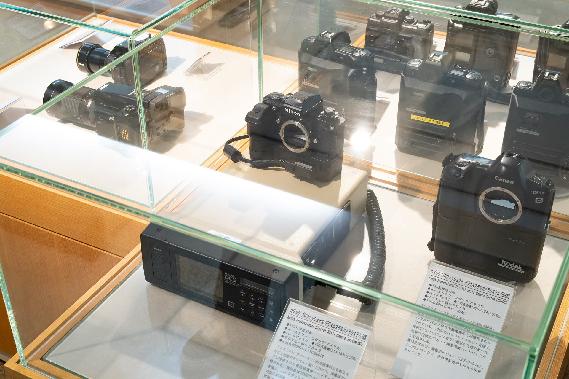 日本のカメラ技術を反映したエポックな機種も並ぶ