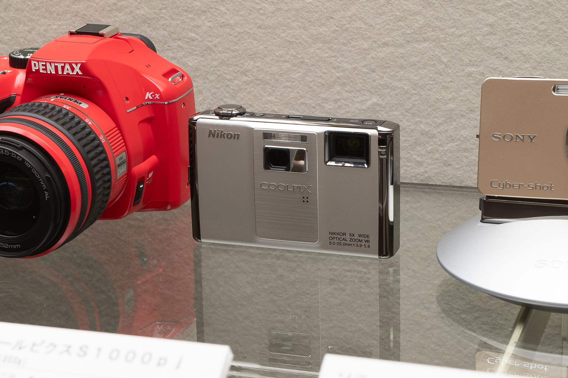 ニコンCOOLPIX S1000pj（2009年）。「世界初のプロジェクター内蔵デジタルカメラ」