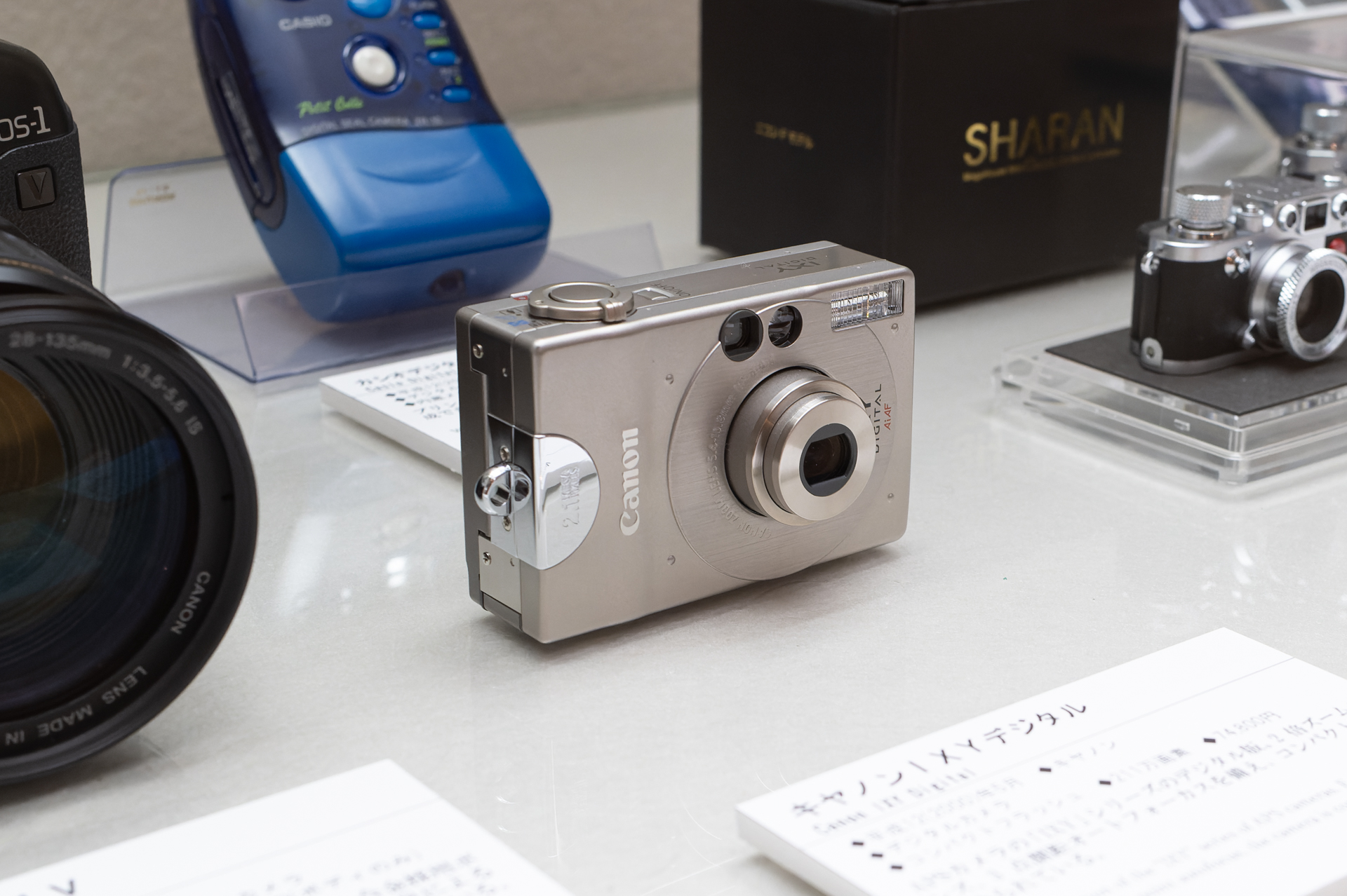 キヤノンIXY DIGITAL（2000年）。「APSカメラの『IXY』シリーズのデジタル版。2倍ズームレンズ、3点測距オートフォーカスを備え、コンパクトにまとめられている」