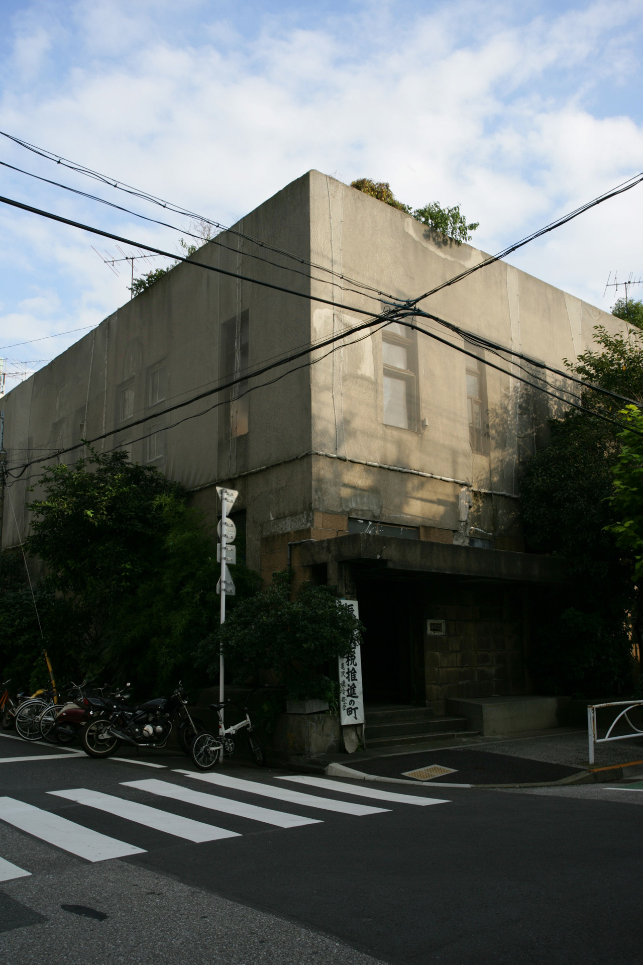 街中に突如現れるこの姿。一度見たら忘れられない（2005年撮影）