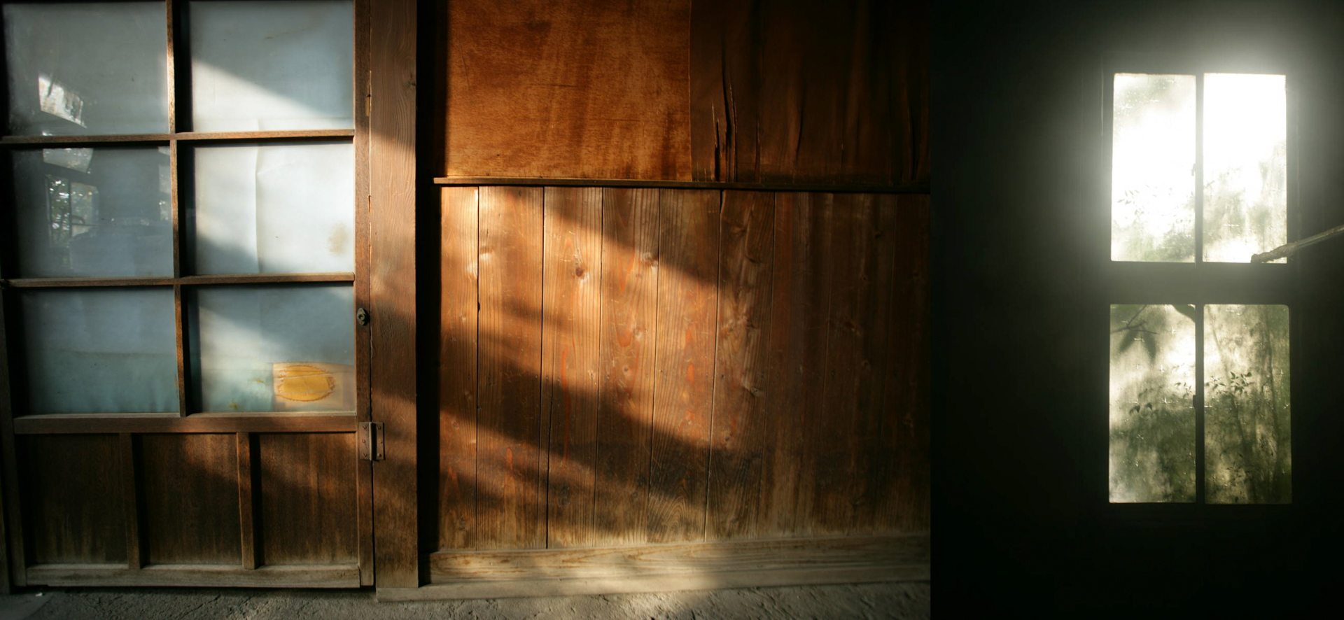 外から差し込む光が暖かく美しい、窓ガラスには懐かしいすりガラスが使われている箇所も