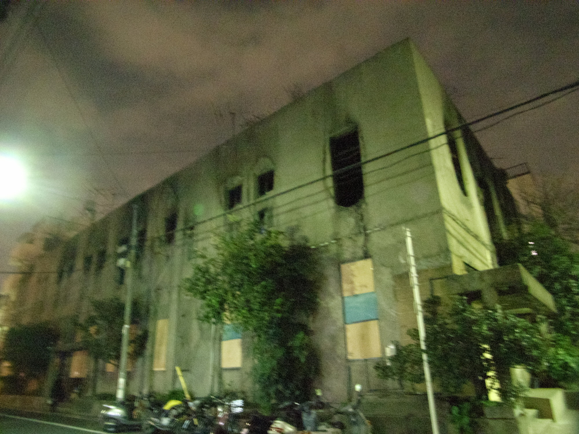 半焼した平和荘（2006年2月撮影）