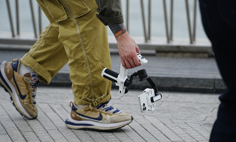 スリングハンドル装備のスマホ用ジンバル「FeiyuTech Scorp Mini-P