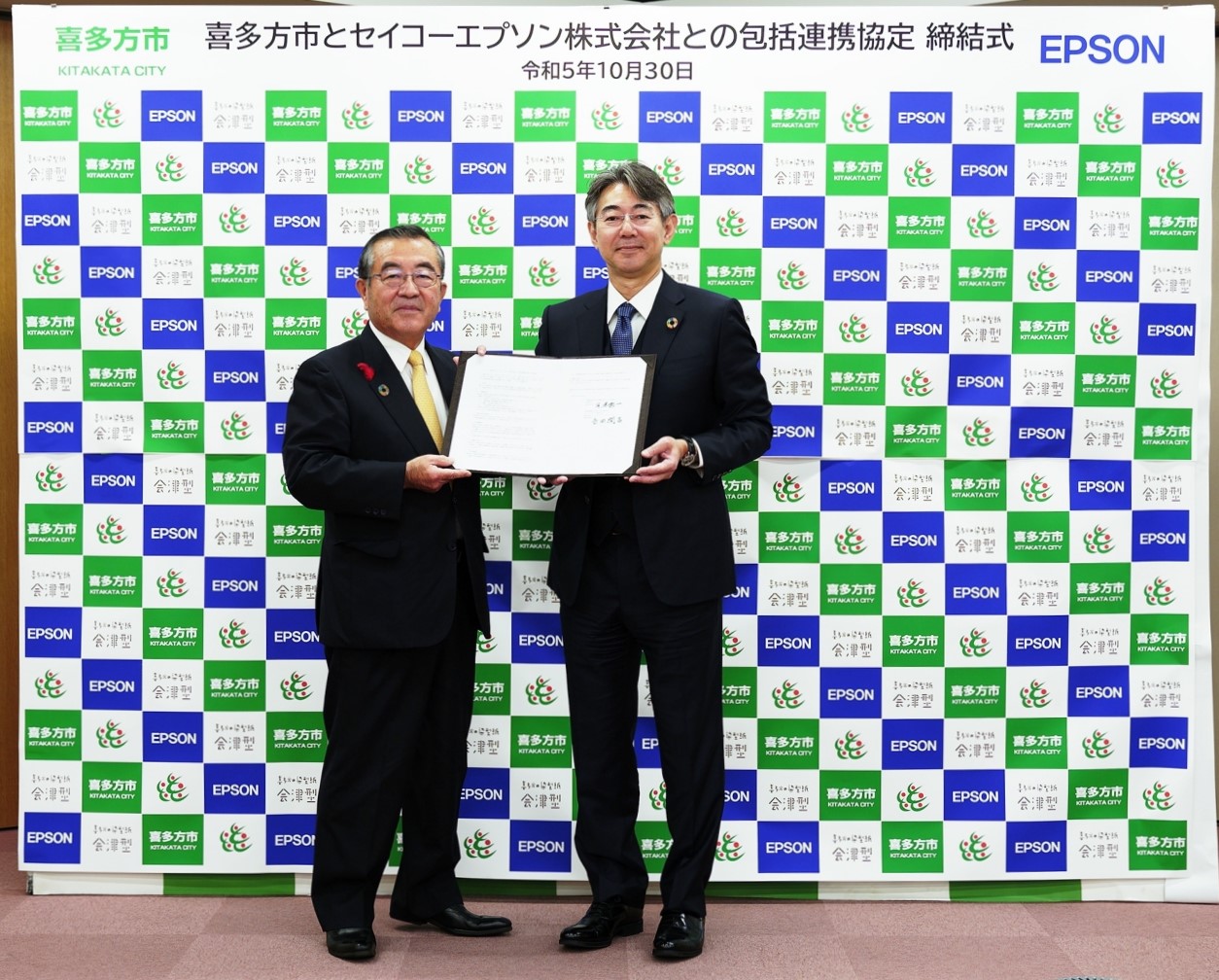 左から喜多方市長の遠藤忠一氏、セイコーエプソン株式会社執行役員の𠮷田潤吉氏（プリンティングソリューションズ事業本部長）