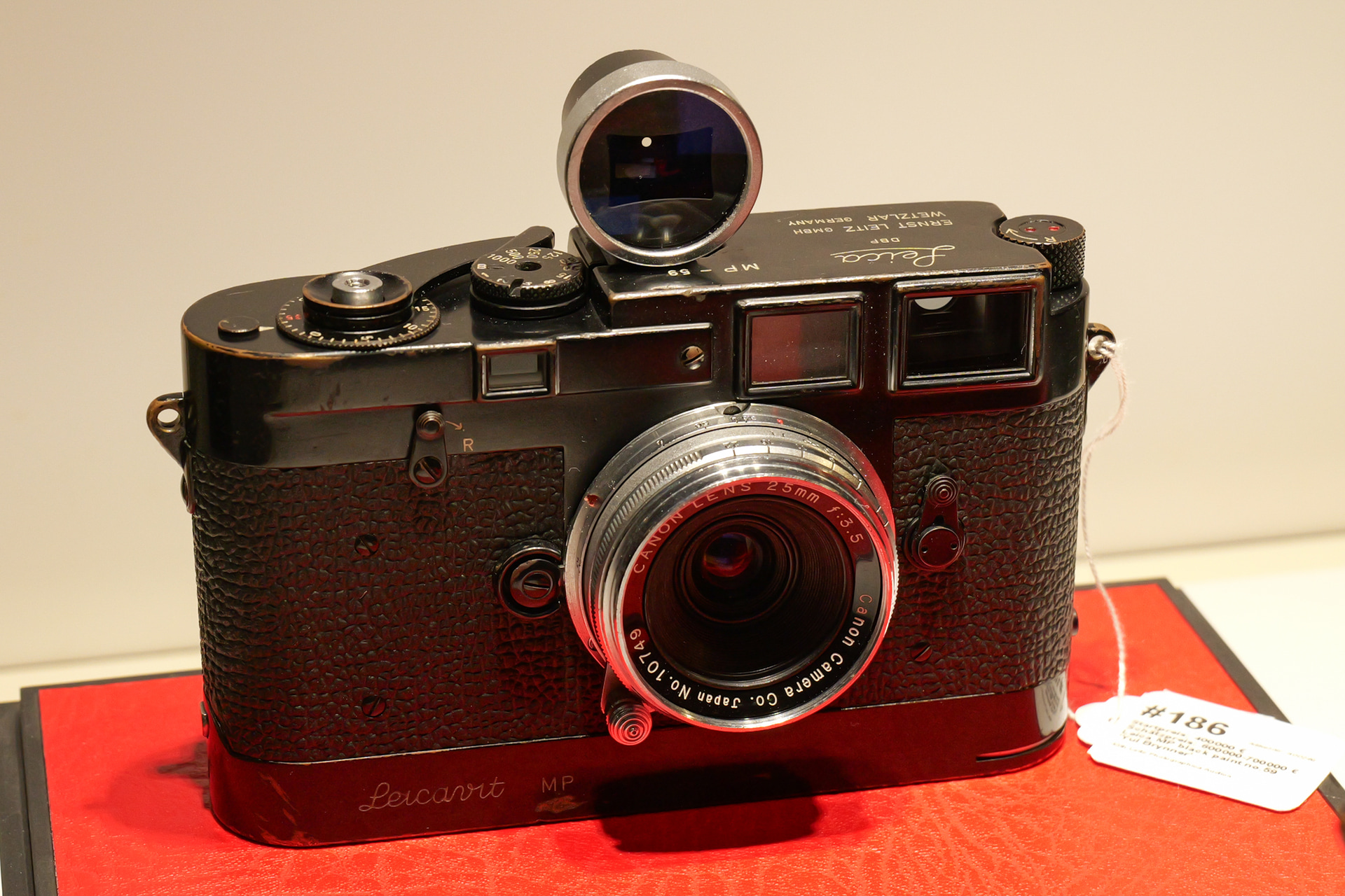 Leica MP black paint no.59 'Yul Brynner'（スタート値：40万ユーロ）。レンズには「Canon 3.5/25mm」が装着されていた