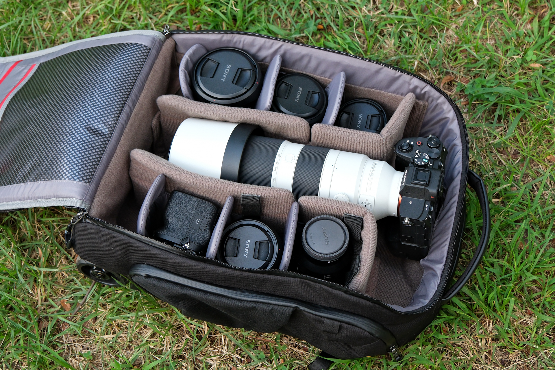 RF200-800mm F6.3-9 IS USMを装着したα7R Vを収納。さらにボディ1台、レンズ5本を入れている