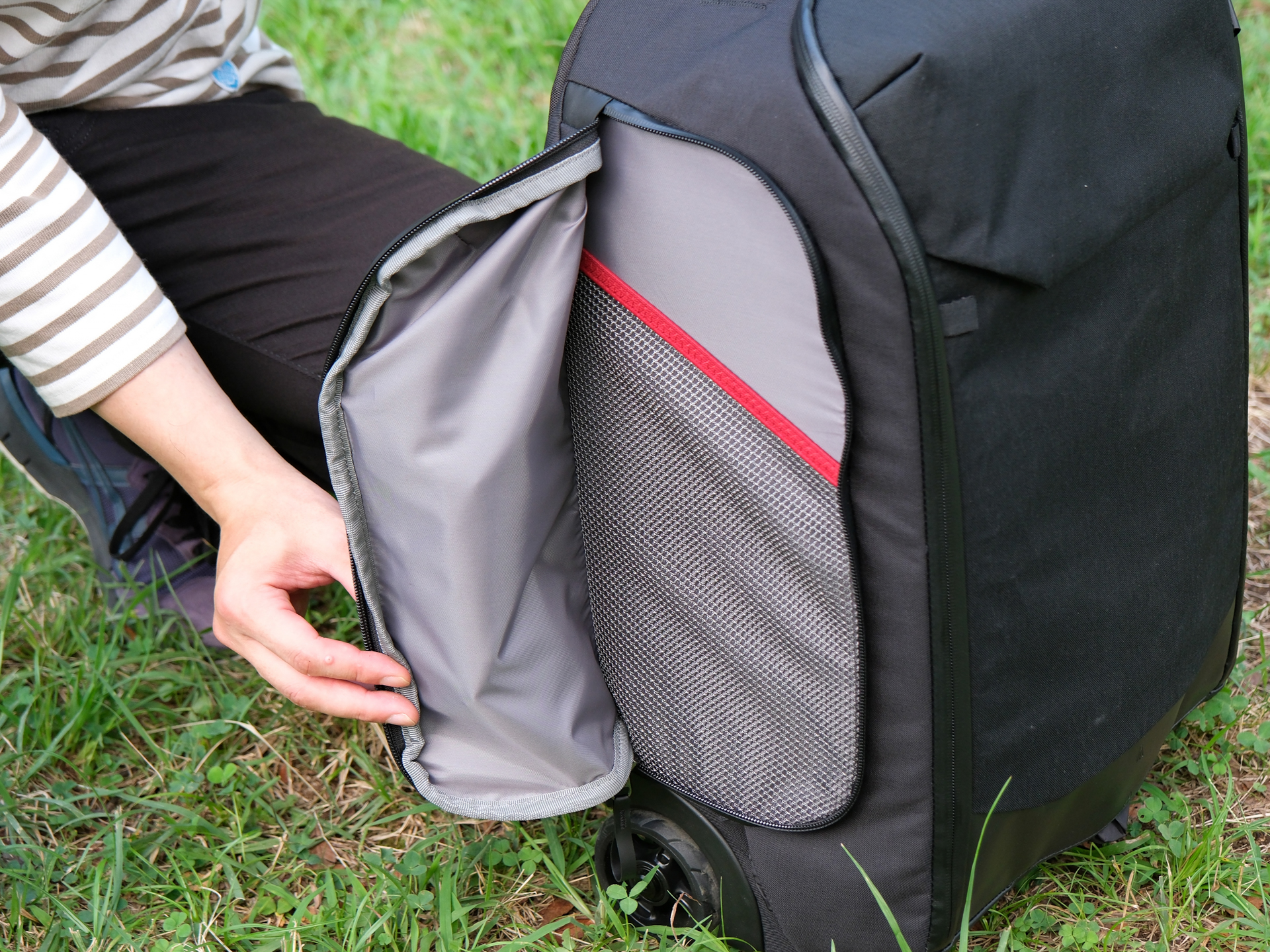 側面には薄物が入る広いポケットを装備