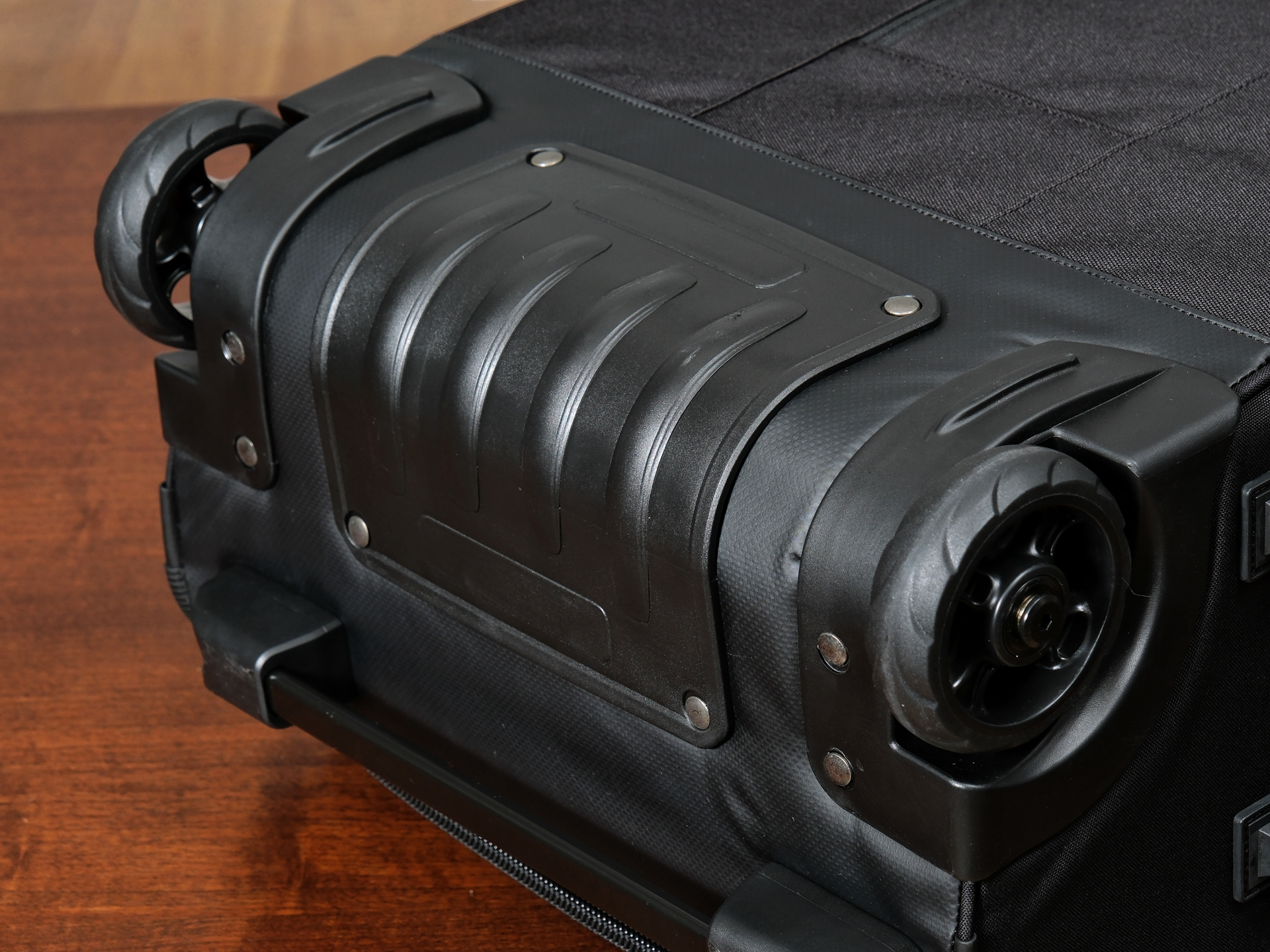 段差に強いプロテクターを底部に装備