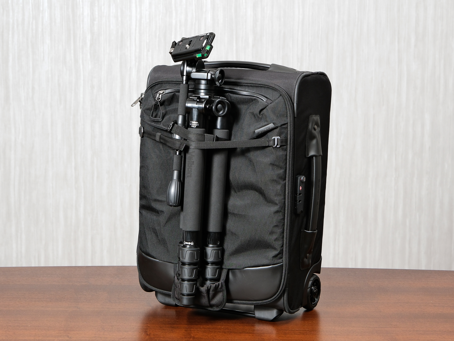 フロントからベルトを引き出すと、大型の三脚を装着できるようになる