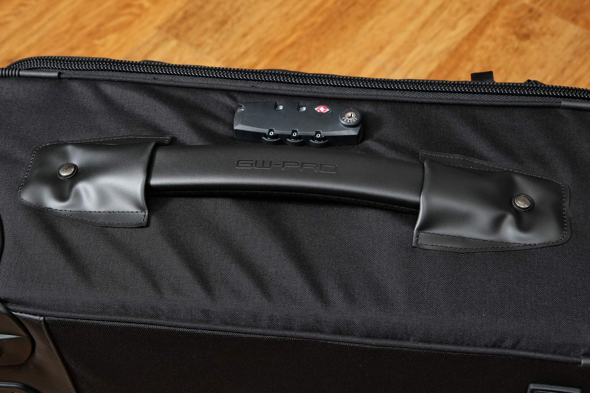 米国路線などで必要になるTSAロックを装備