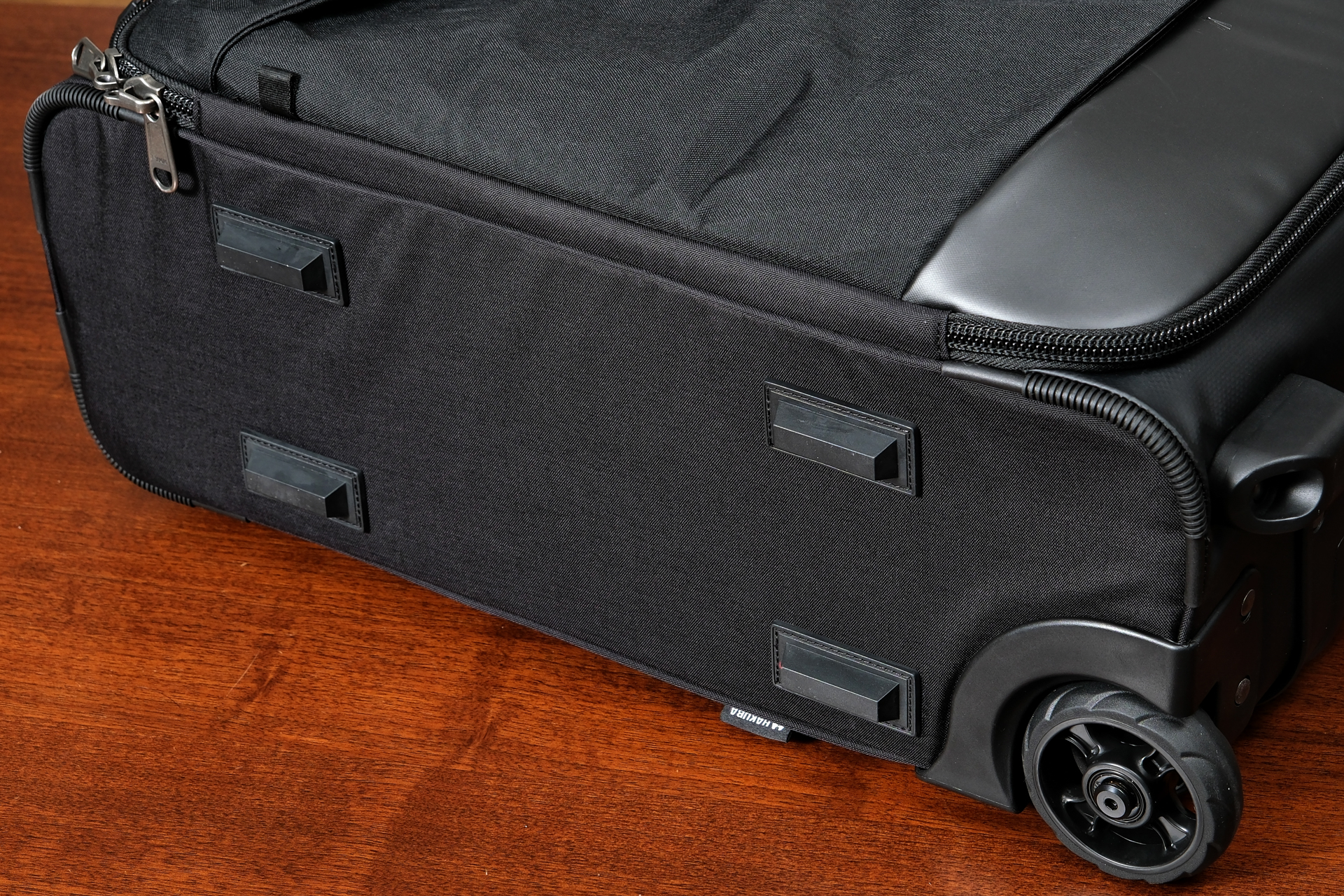 側面にもしっかりした脚を装備