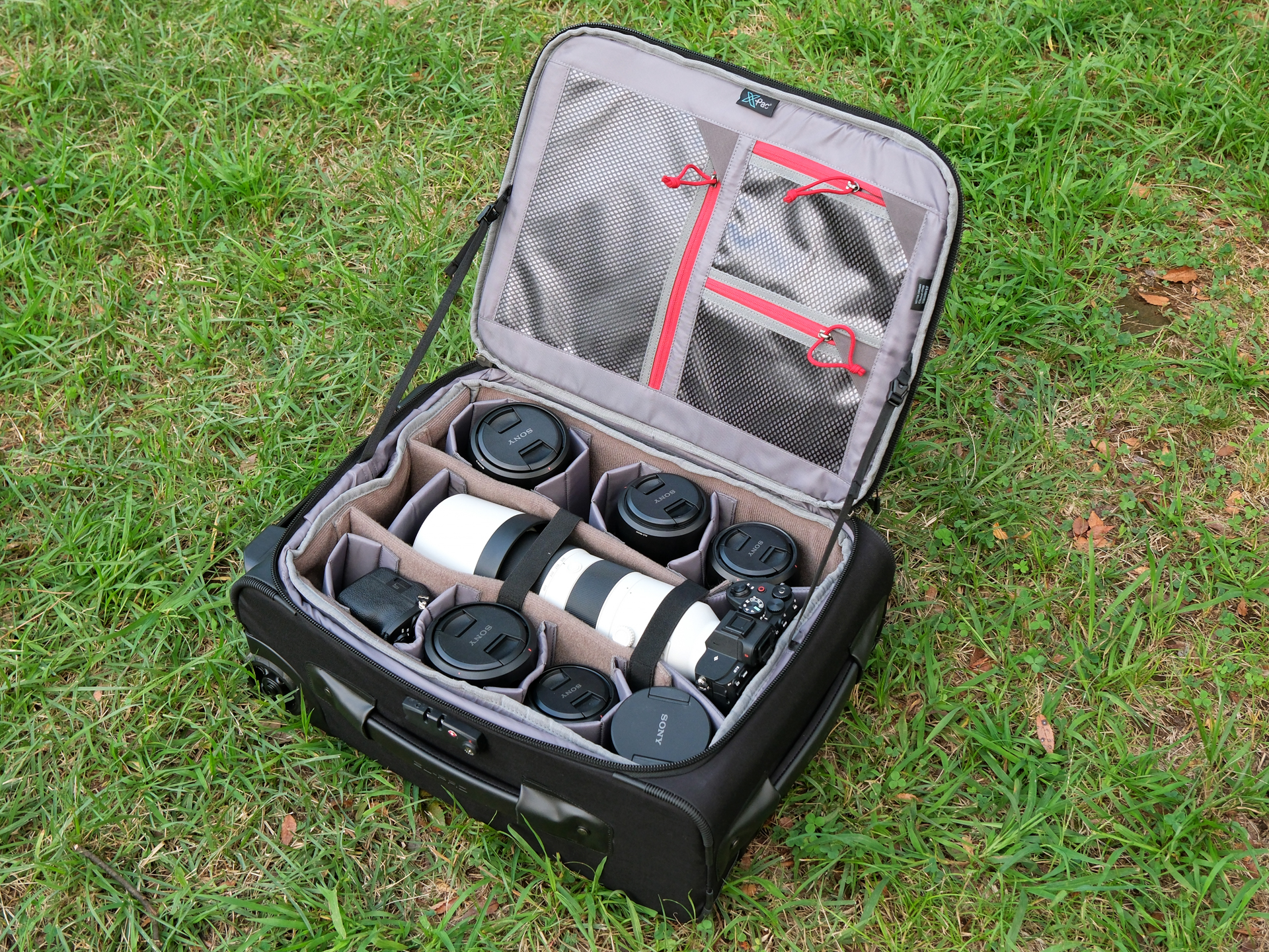 メイン器材室の蓋は固定できる。蓋裏側のポケットも大きくて使いやすい