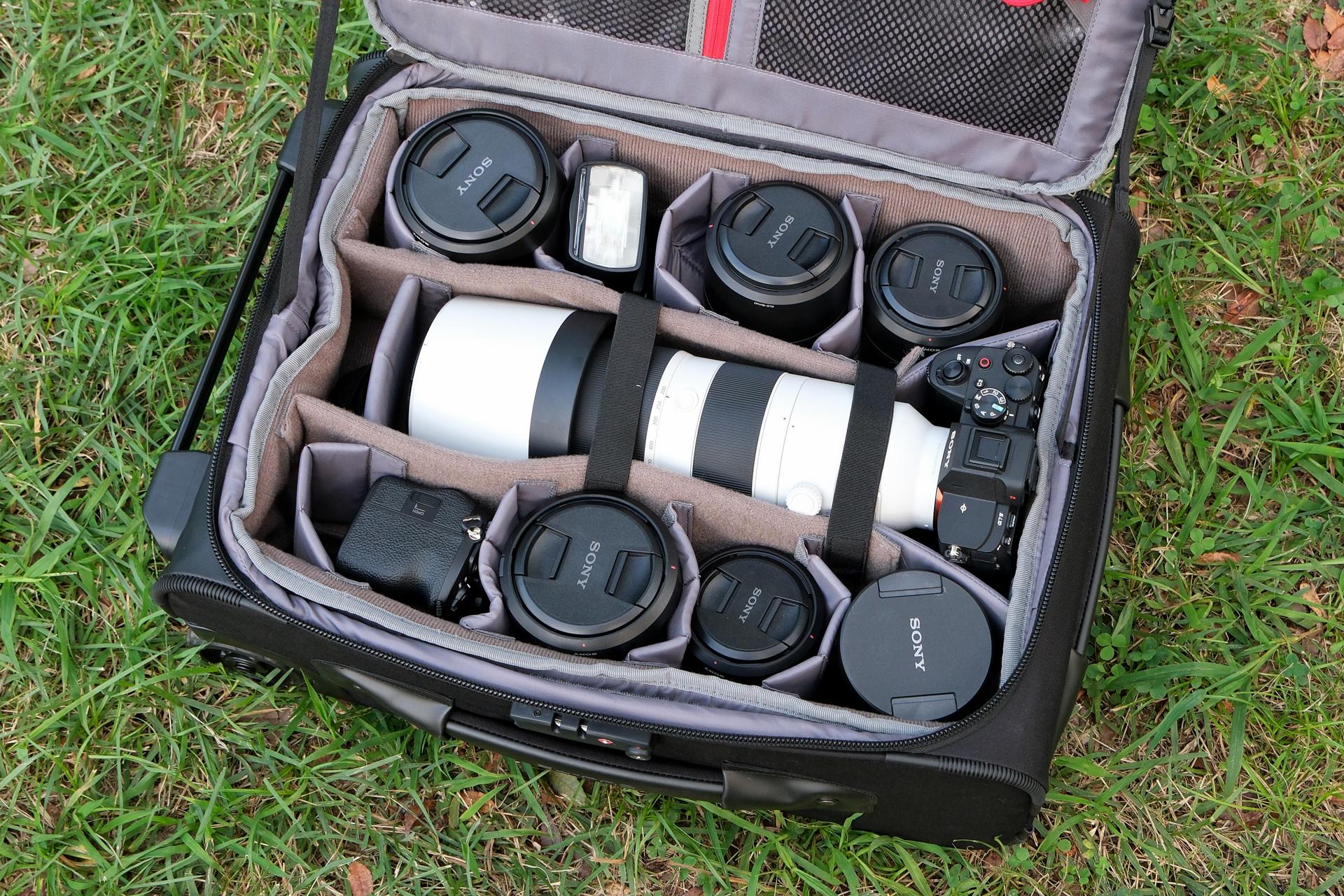 FE 200-600mm F5.6-6.3 G OSSにα7R Vを装着して収納。さらにα7R IVとレンズ6本、クリップオンストロボを収納している