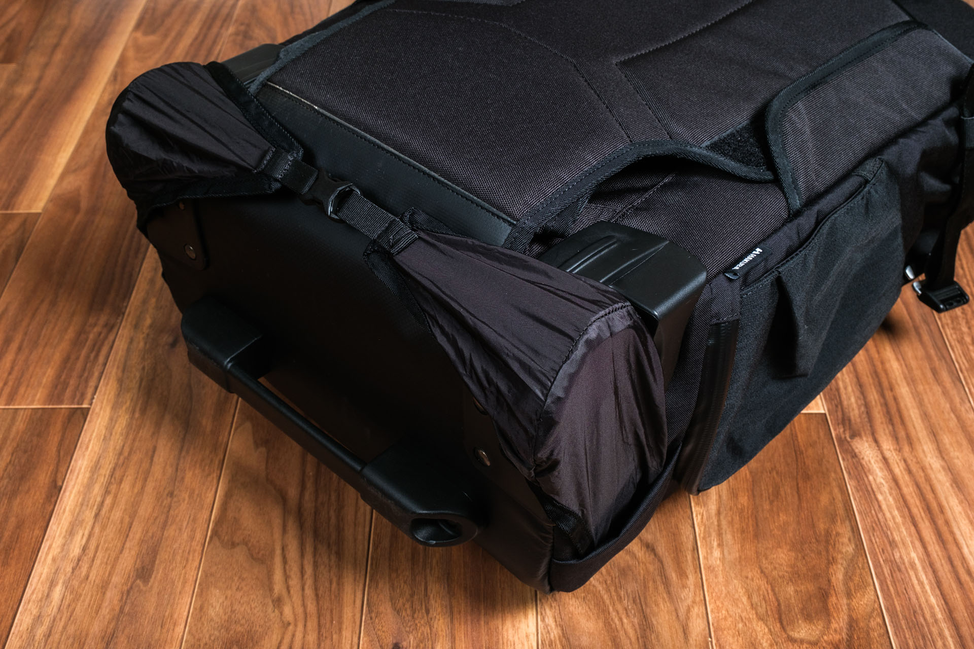 ホイールカバーを引き出してタイヤを覆うと、衣服を汚れから守れる