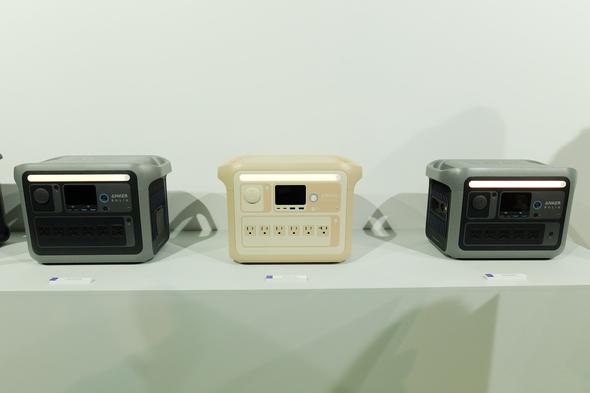 左2つが「Anker Solix C1000 Portable Power Station」。右が「Anker Solix C800 Portable Power Station」