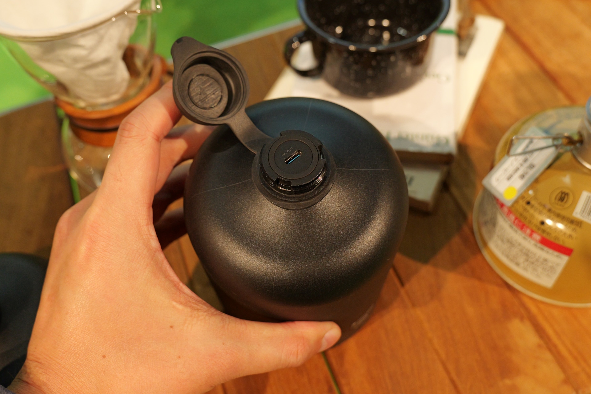 天面と側面にUSB Type-Cポートを搭載。底面には三脚ネジ穴も備えている