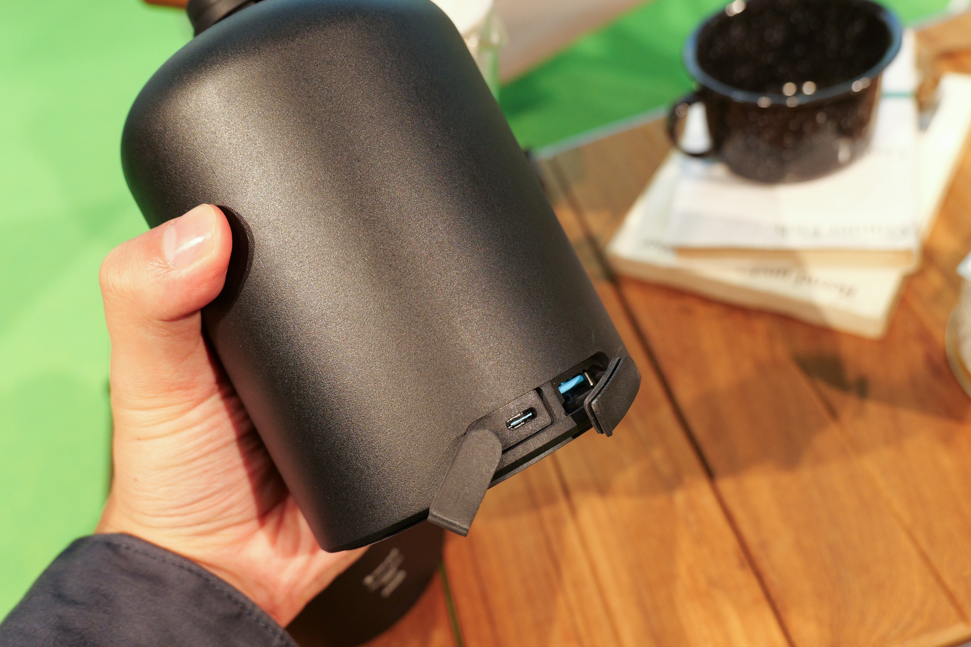 天面と側面にUSB Type-Cポートを搭載。底面には三脚ネジ穴も備えている