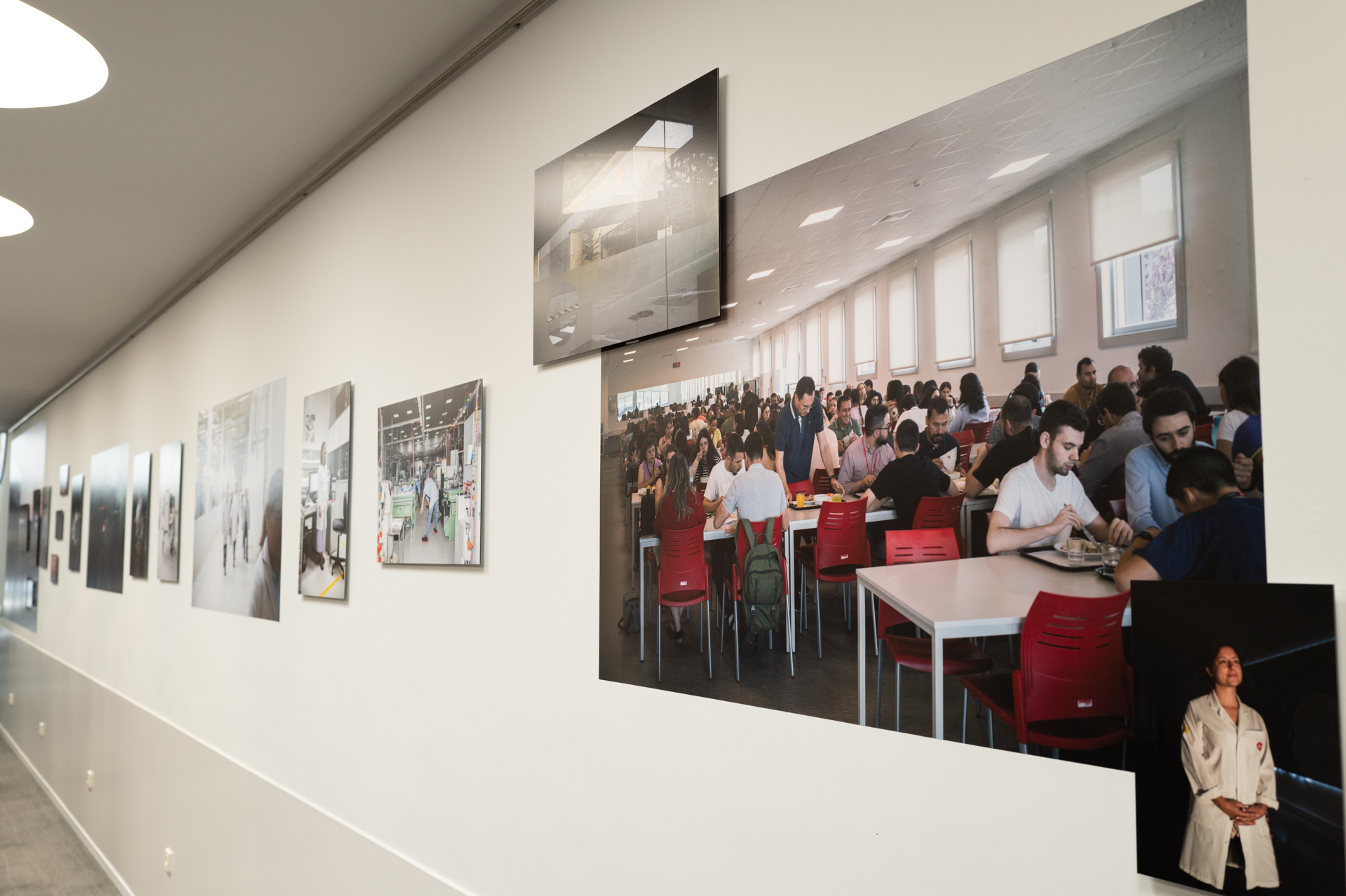 ポルト市内では、ポルトガル工場50周年を記念した写真展を開催。従業員の家にあるアルバムなどから集めた5,000枚から厳選した